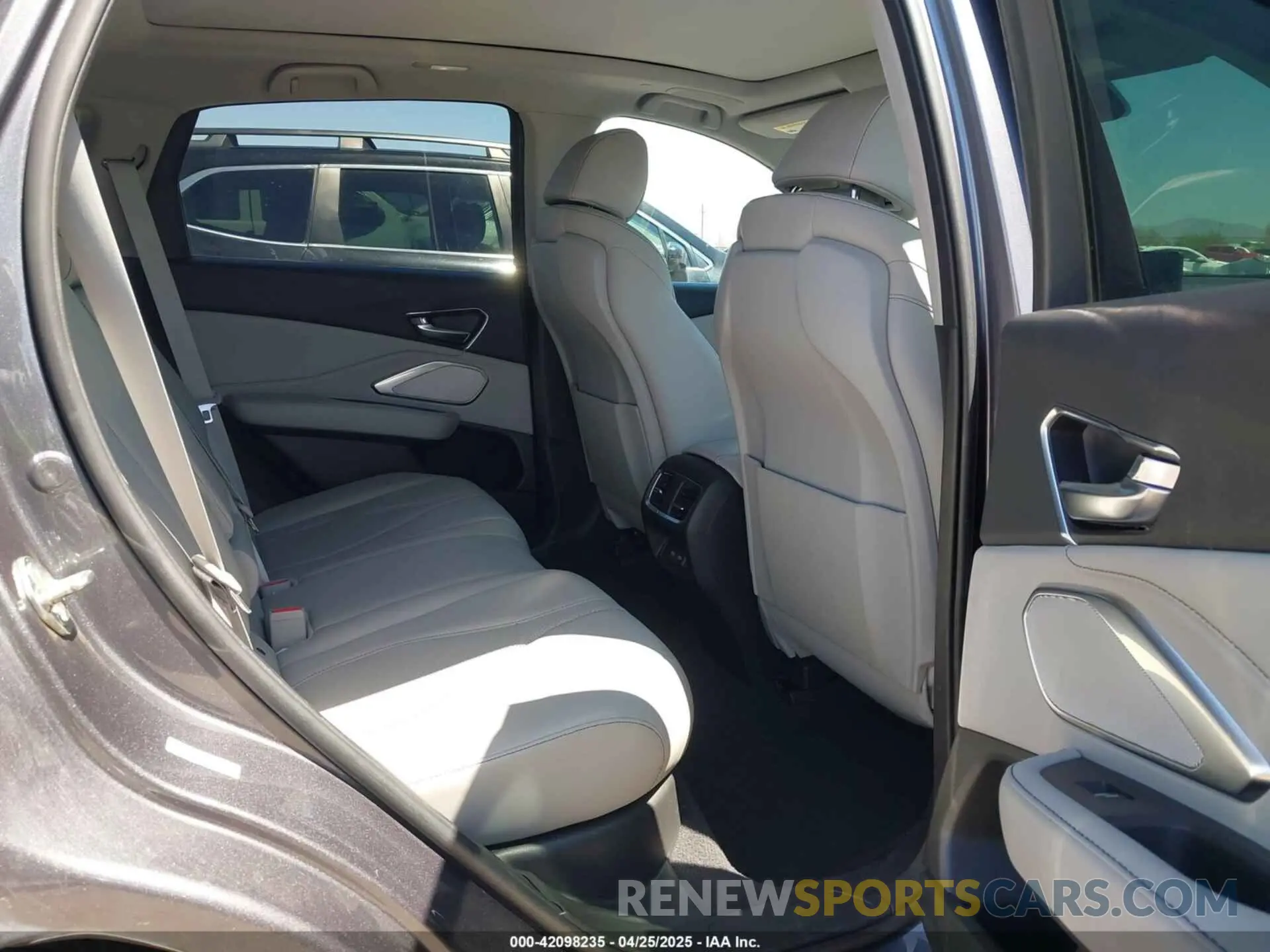 8 fotografías del automóvil dañado 5J8TC2H5XKL005340 ACURA RDX 2019
