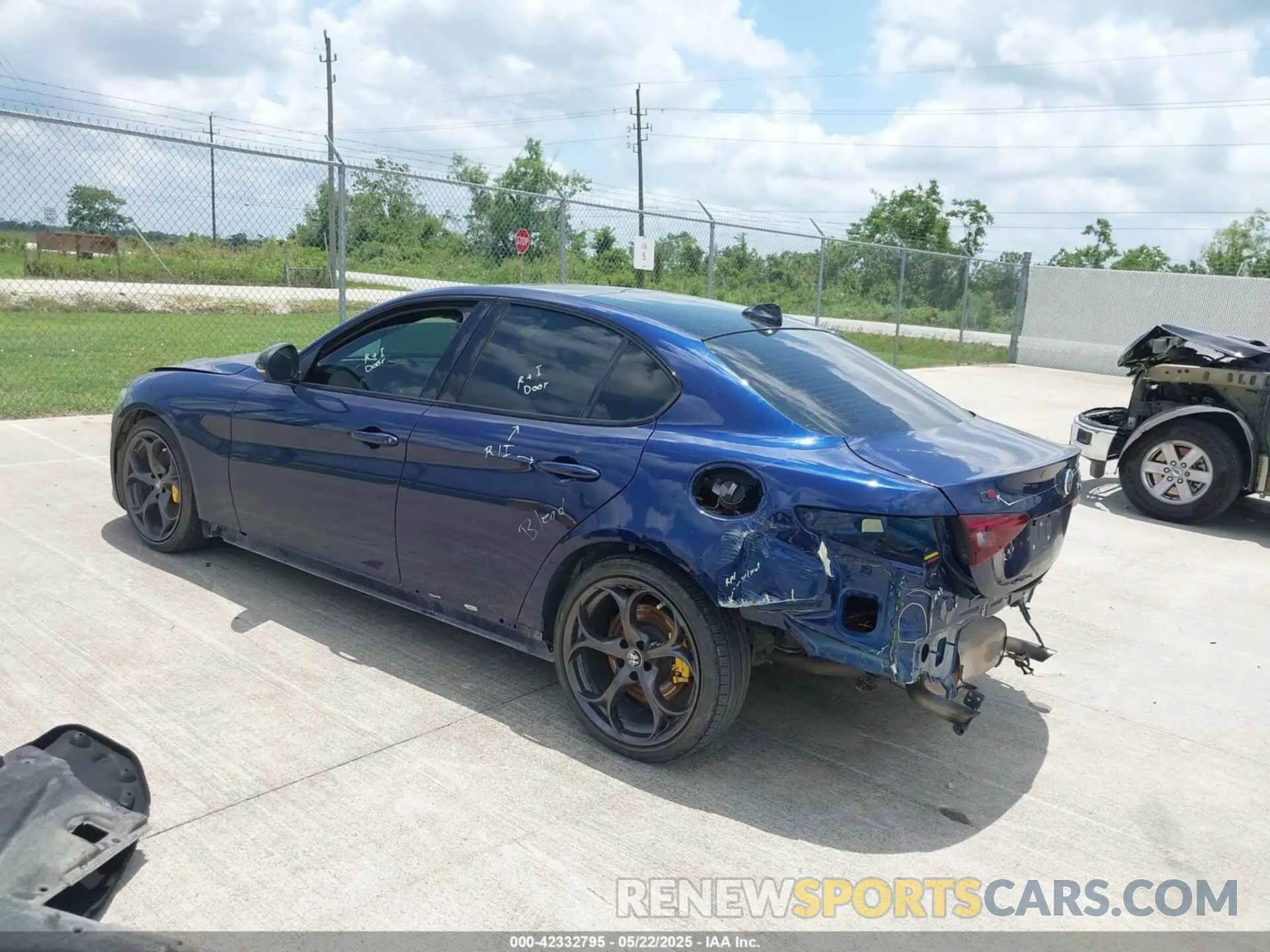 3 fotografías del automóvil dañado ZARFAMBN4M7648578 ALFA ROMEO GIULIA 2021