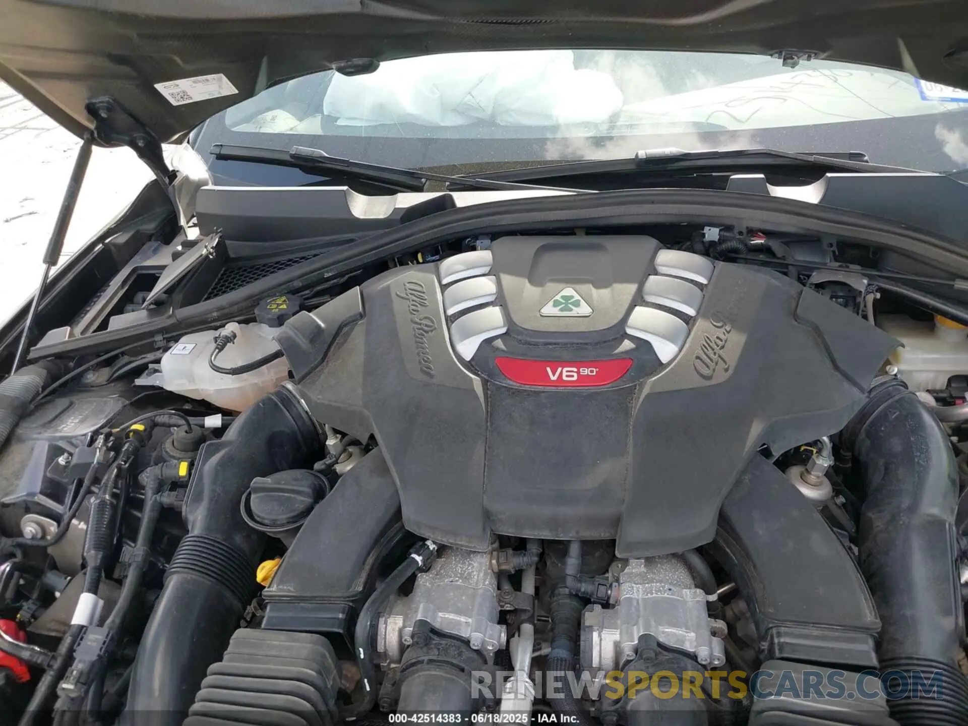 10 fotografías del automóvil dañado ZARFAMEV9P7674979 ALFA ROMEO GIULIA 2023