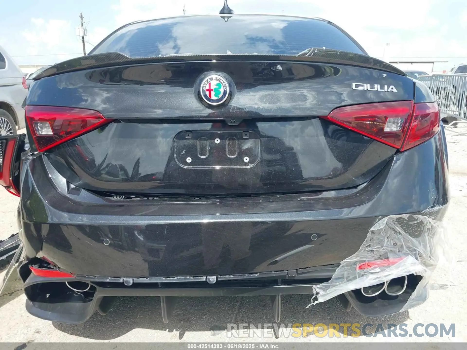 13 fotografías del automóvil dañado ZARFAMEV9P7674979 ALFA ROMEO GIULIA 2023