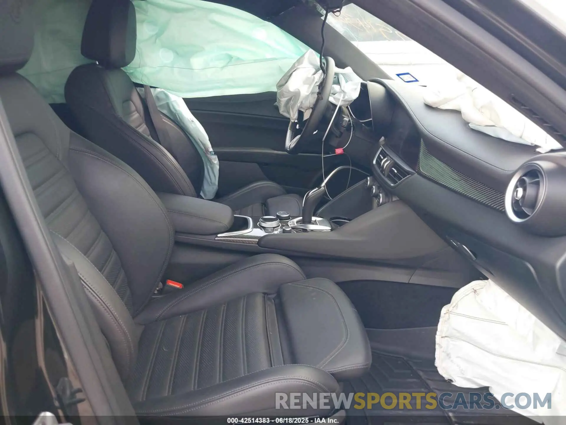 5 fotografías del automóvil dañado ZARFAMEV9P7674979 ALFA ROMEO GIULIA 2023