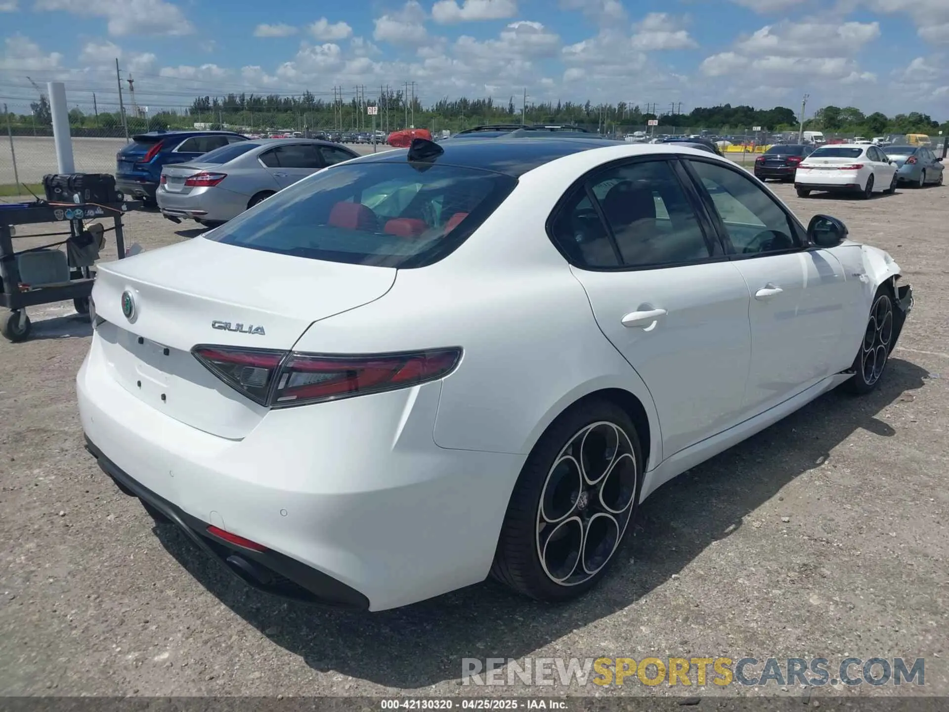 4 fotografías del automóvil dañado ZARFAMBN8R7679971 ALFA ROMEO GIULIA 2024