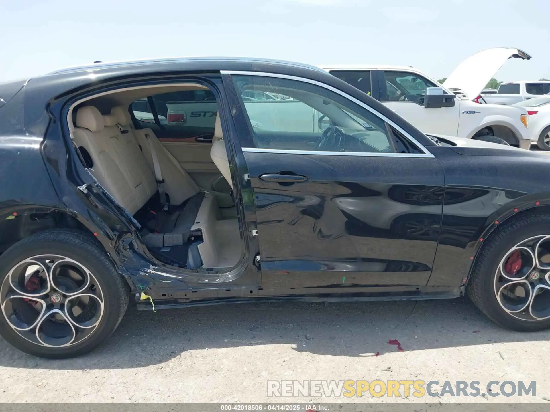 13 fotografías del automóvil dañado ZASPAKBN8L7C95979 ALFA ROMEO STELVIO 2020