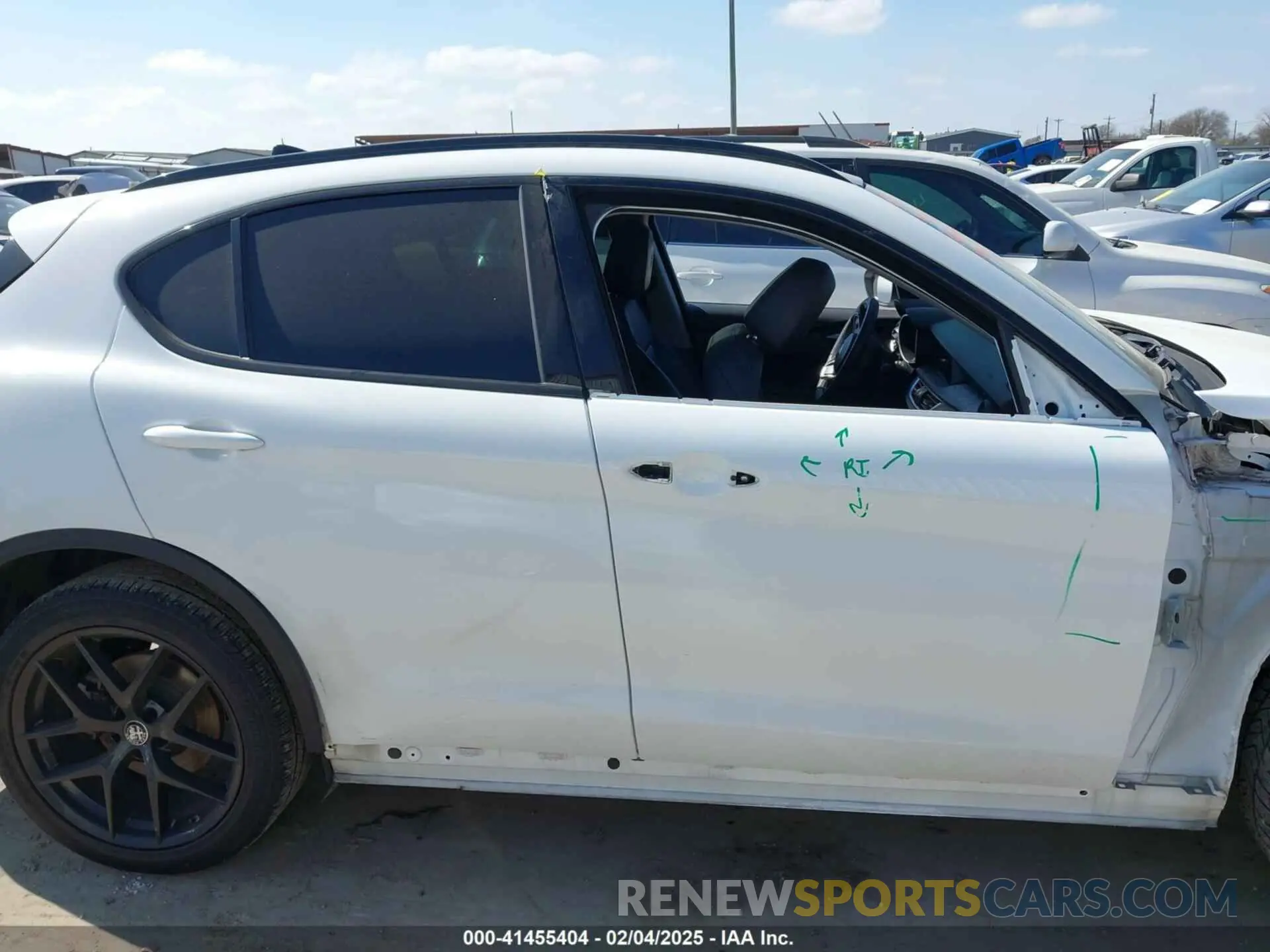 14 fotografías del automóvil dañado ZASPAJAN7M7D00408 ALFA ROMEO STELVIO 2021