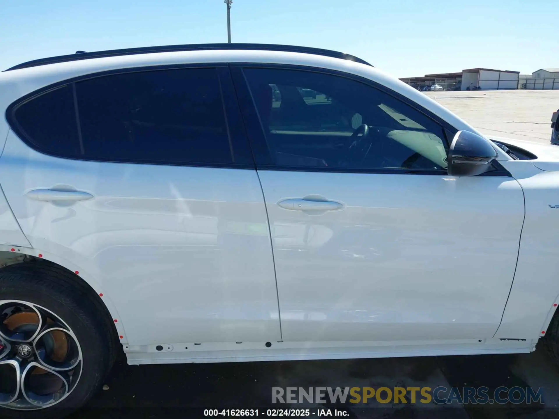 14 fotografías del automóvil dañado ZASPAKBN4P7D63524 ALFA ROMEO STELVIO 2023