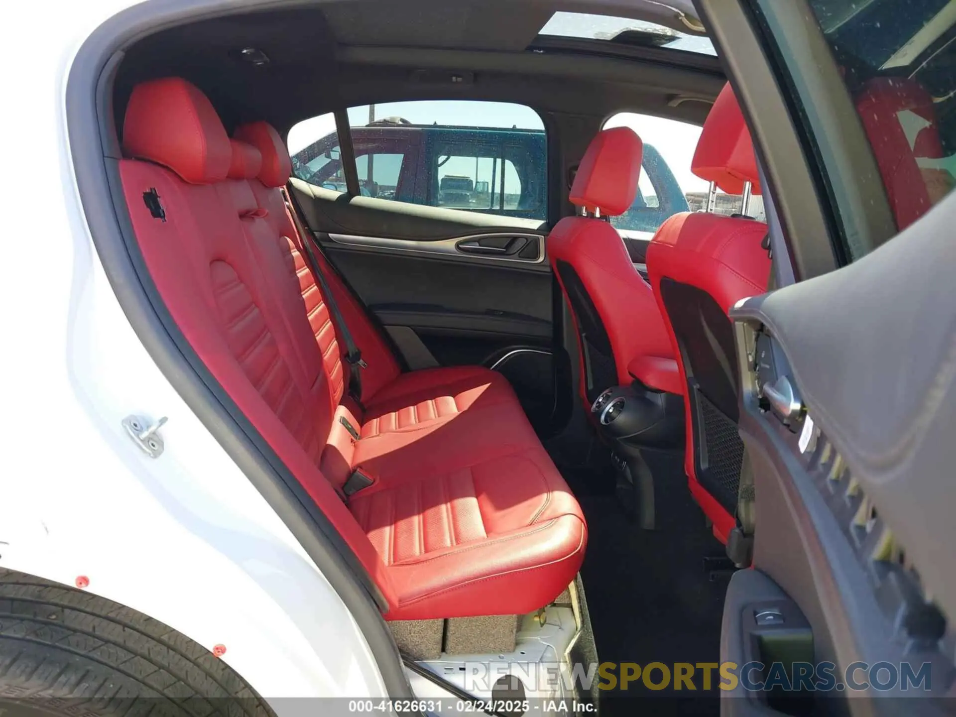 8 fotografías del automóvil dañado ZASPAKBN4P7D63524 ALFA ROMEO STELVIO 2023