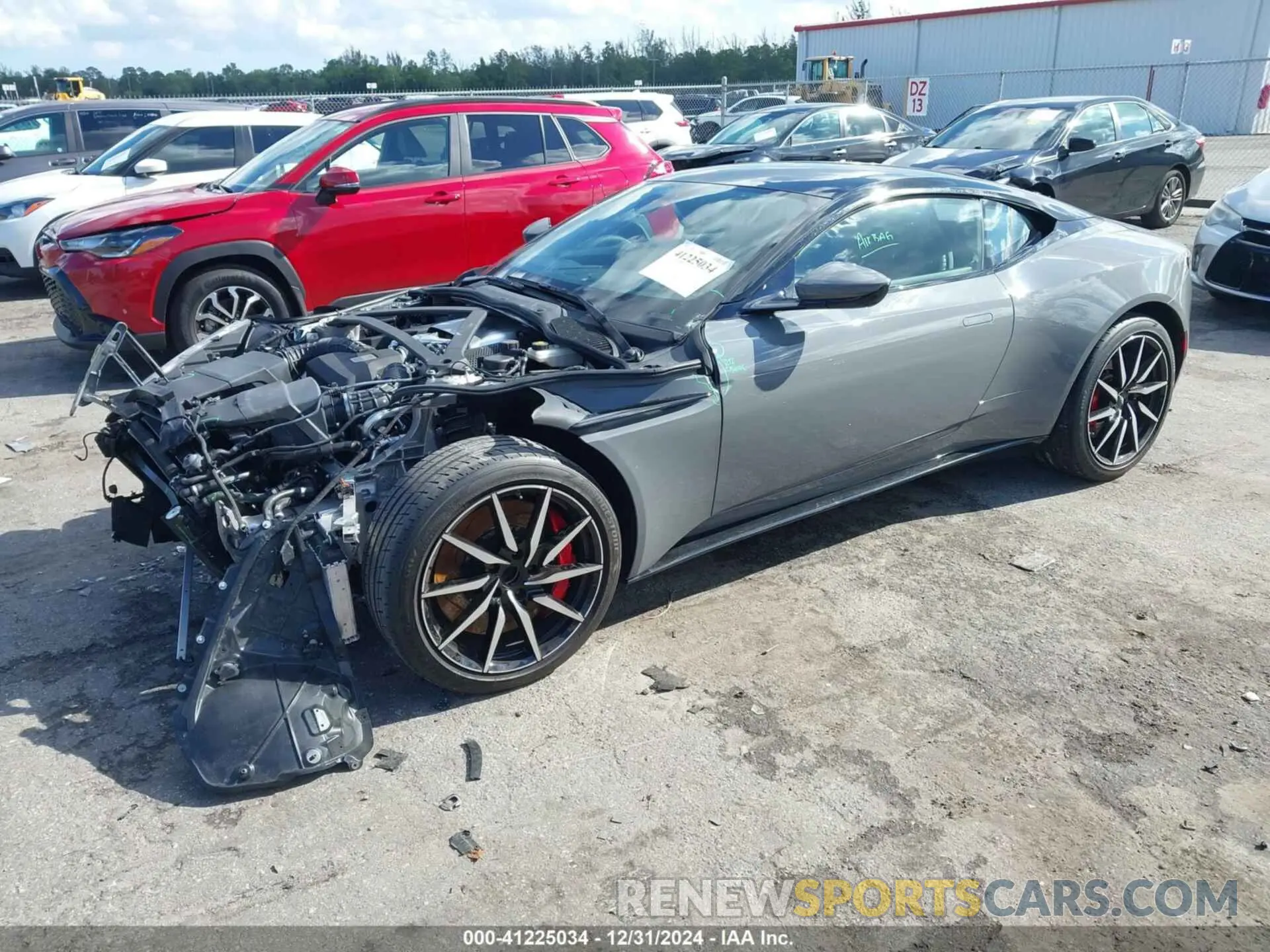 2 fotografías del automóvil dañado SCFRMFAW5LGL09977 ASTON MARTIN DB11 2020
