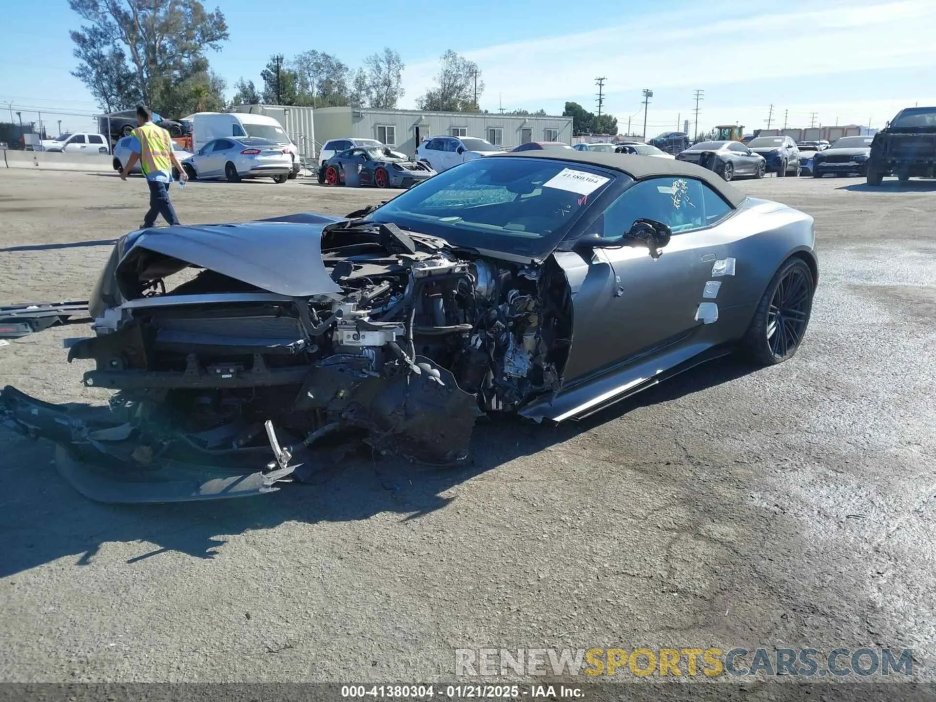 2 fotografías del automóvil dañado SCFRMFGWXRGM13607 ASTON MARTIN DB12 2024