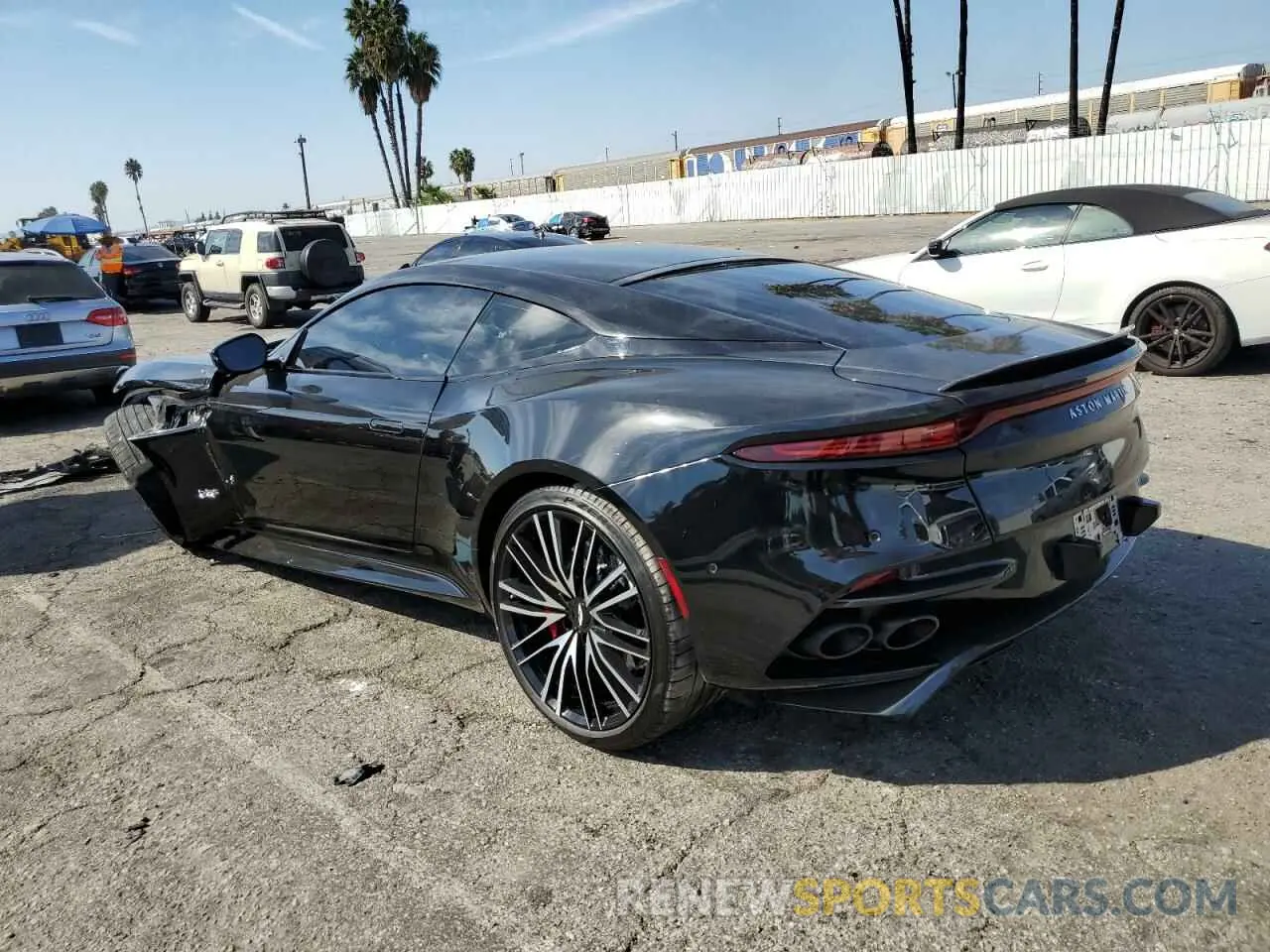 2 fotografías del automóvil dañado SCFRMHAV7LGR02212 ASTON MARTIN DBS SUPERL 2020