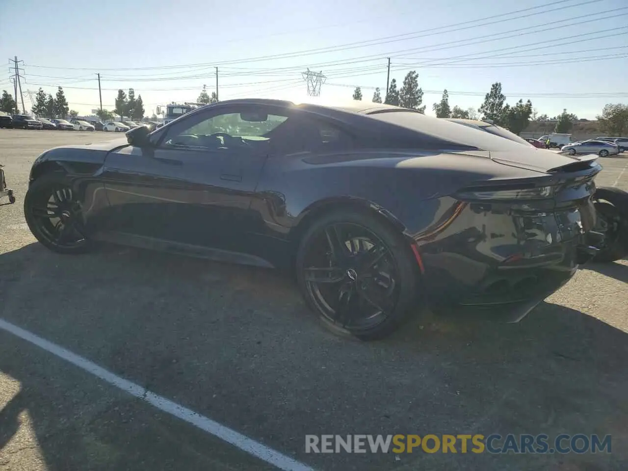 2 fotografías del automóvil dañado SCFRMHAVXMGR02478 ASTON MARTIN DBS SUPERL 2021