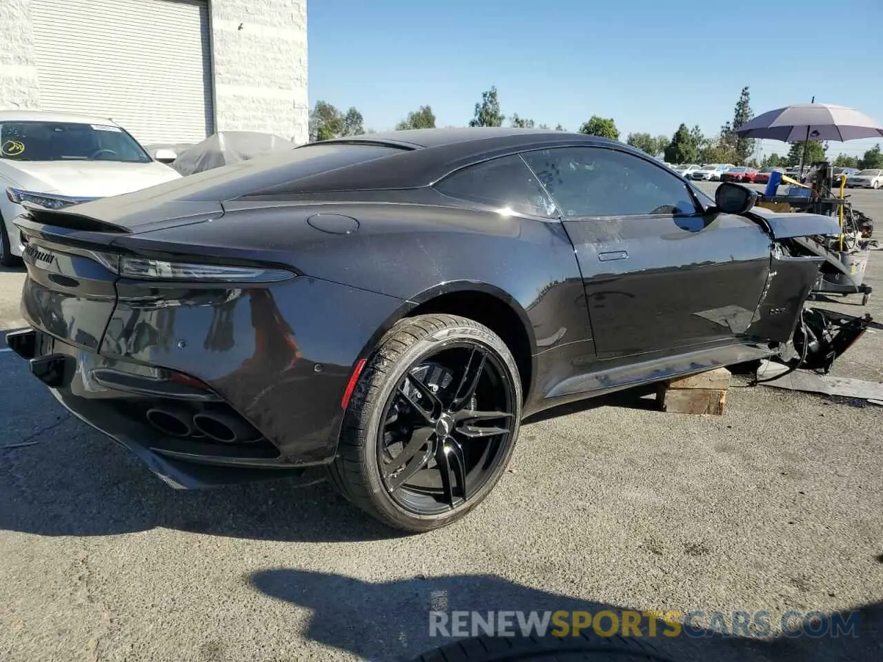 3 fotografías del automóvil dañado SCFRMHAVXMGR02478 ASTON MARTIN DBS SUPERL 2021
