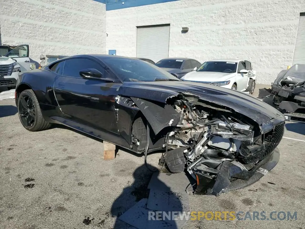 4 fotografías del automóvil dañado SCFRMHAVXMGR02478 ASTON MARTIN DBS SUPERL 2021