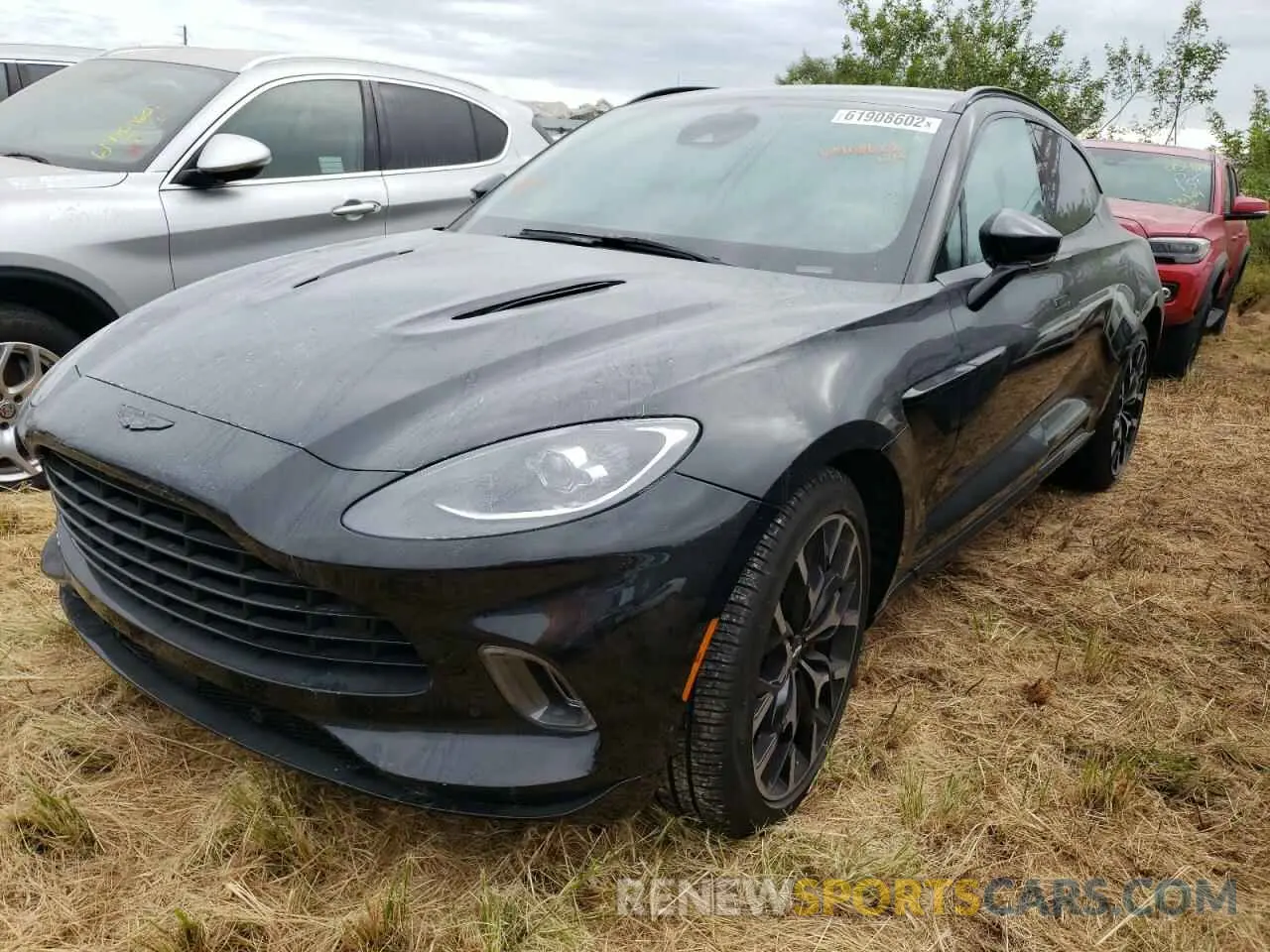 2 fotografías del automóvil dañado SCFVUJAW7MTV03128 ASTON MARTIN DBX 2021