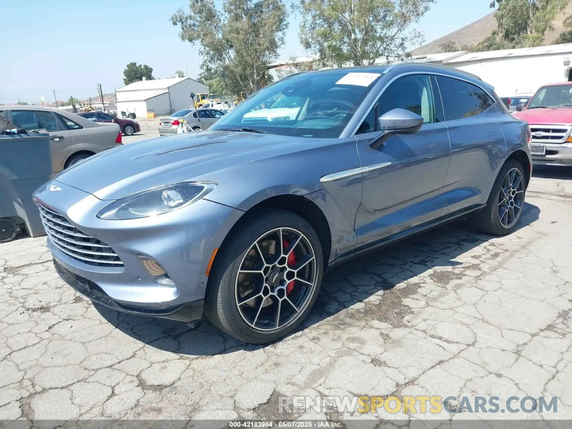 2 fotografías del automóvil dañado SCFVUJAW8MTV02568 ASTON MARTIN DBX 2021