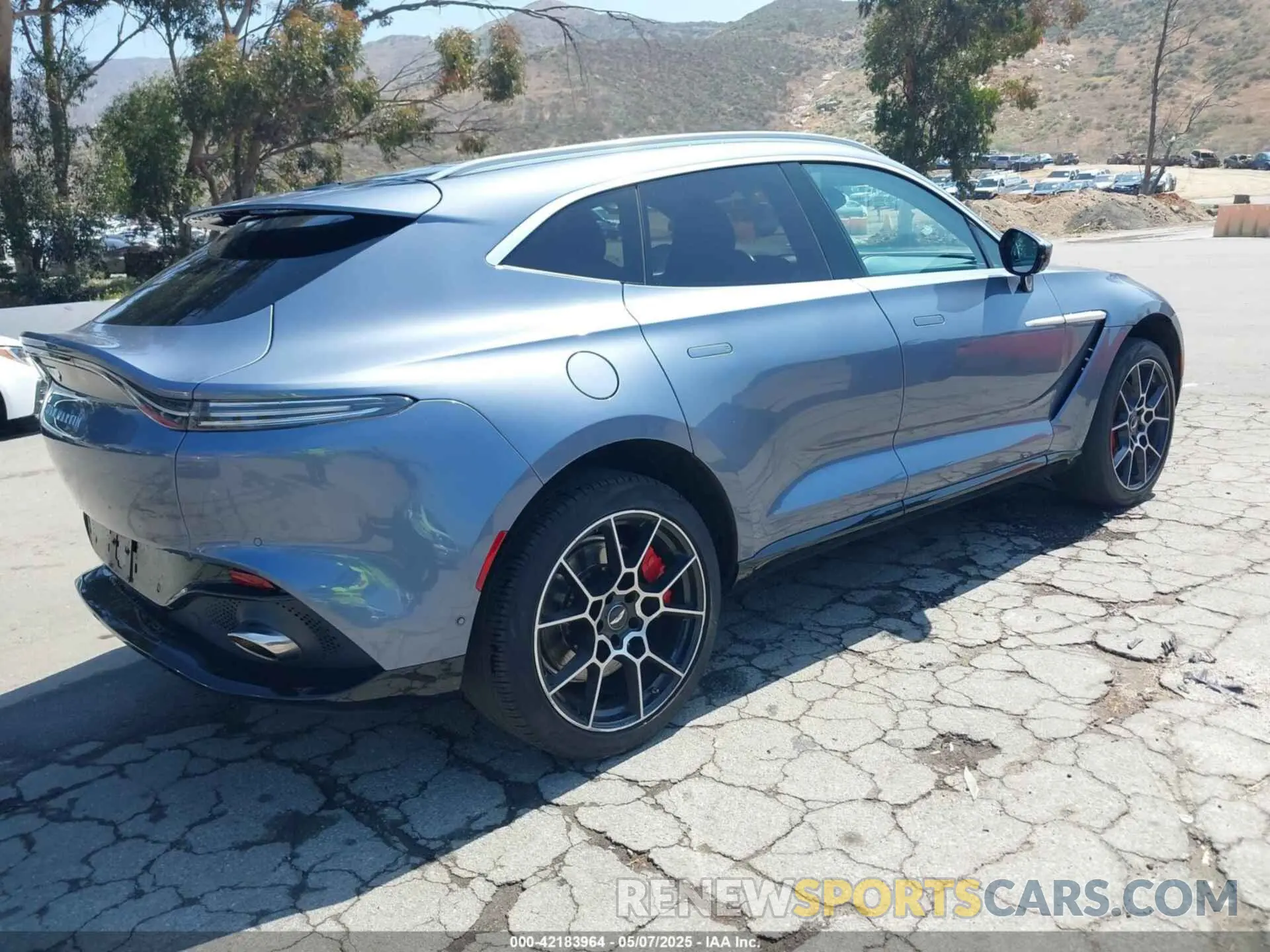 4 fotografías del automóvil dañado SCFVUJAW8MTV02568 ASTON MARTIN DBX 2021