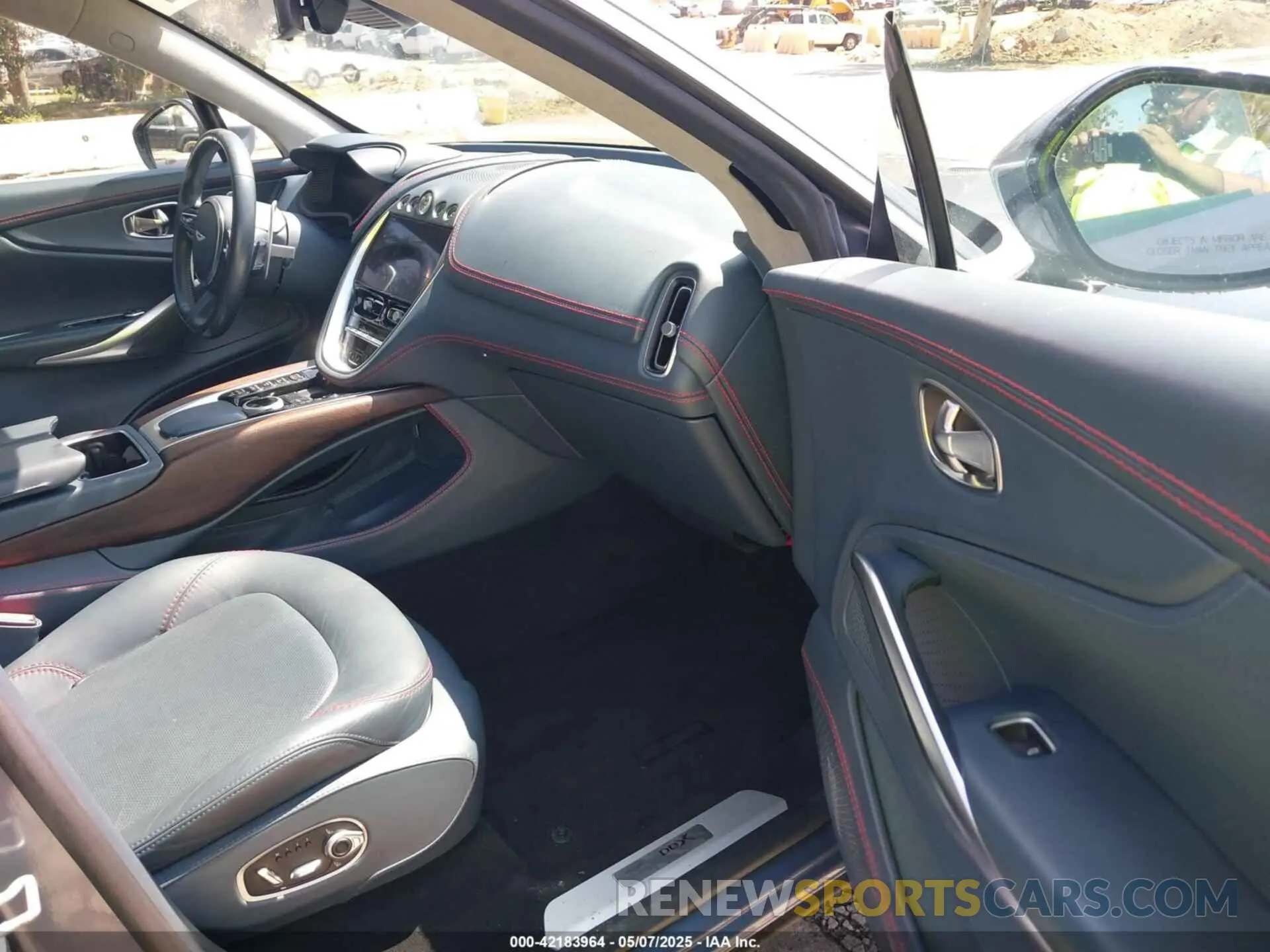 5 fotografías del automóvil dañado SCFVUJAW8MTV02568 ASTON MARTIN DBX 2021