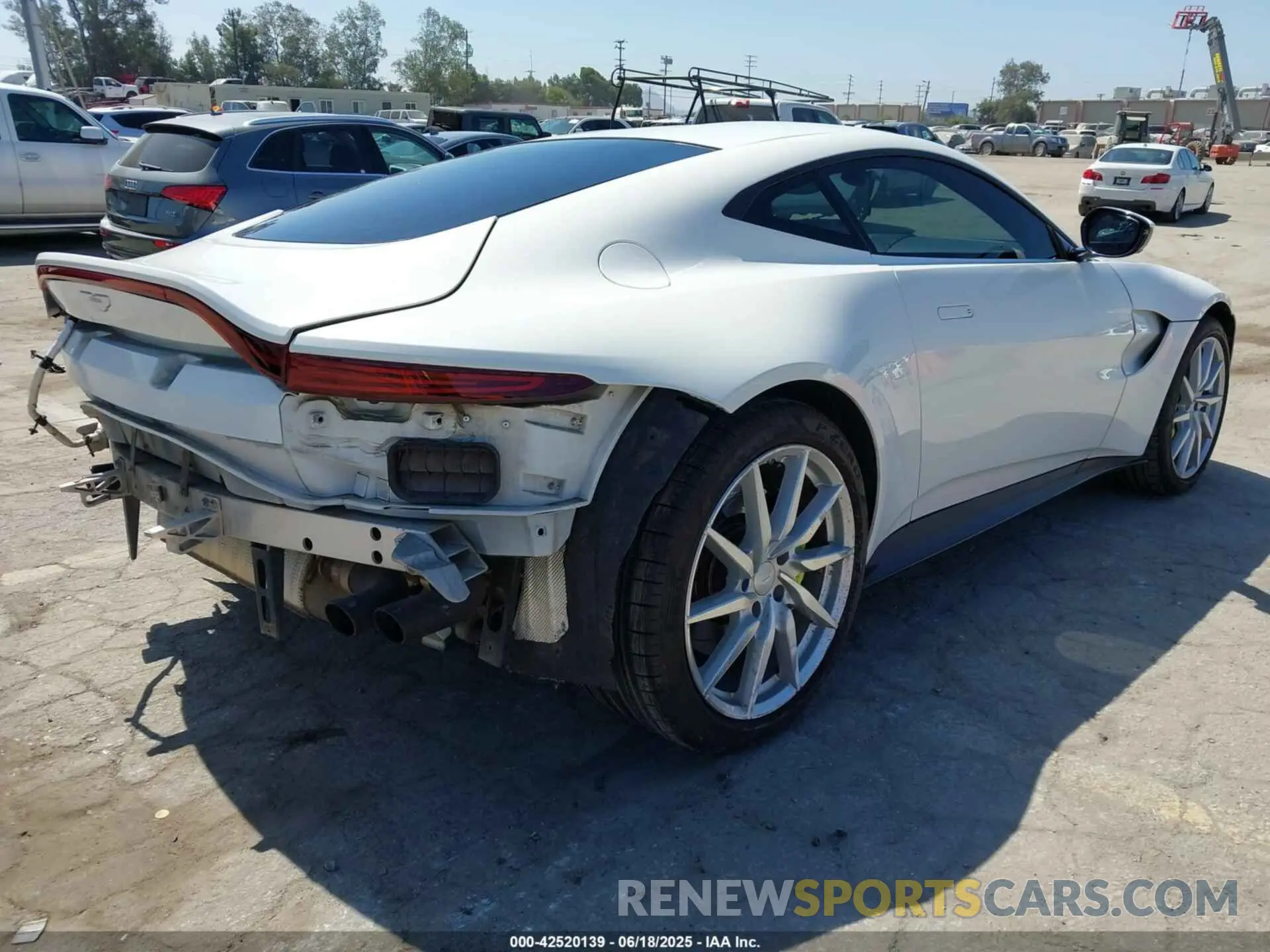4 fotografías del automóvil dañado SCFSMGAW6LGN03294 ASTON MARTIN VANTAGE 2020