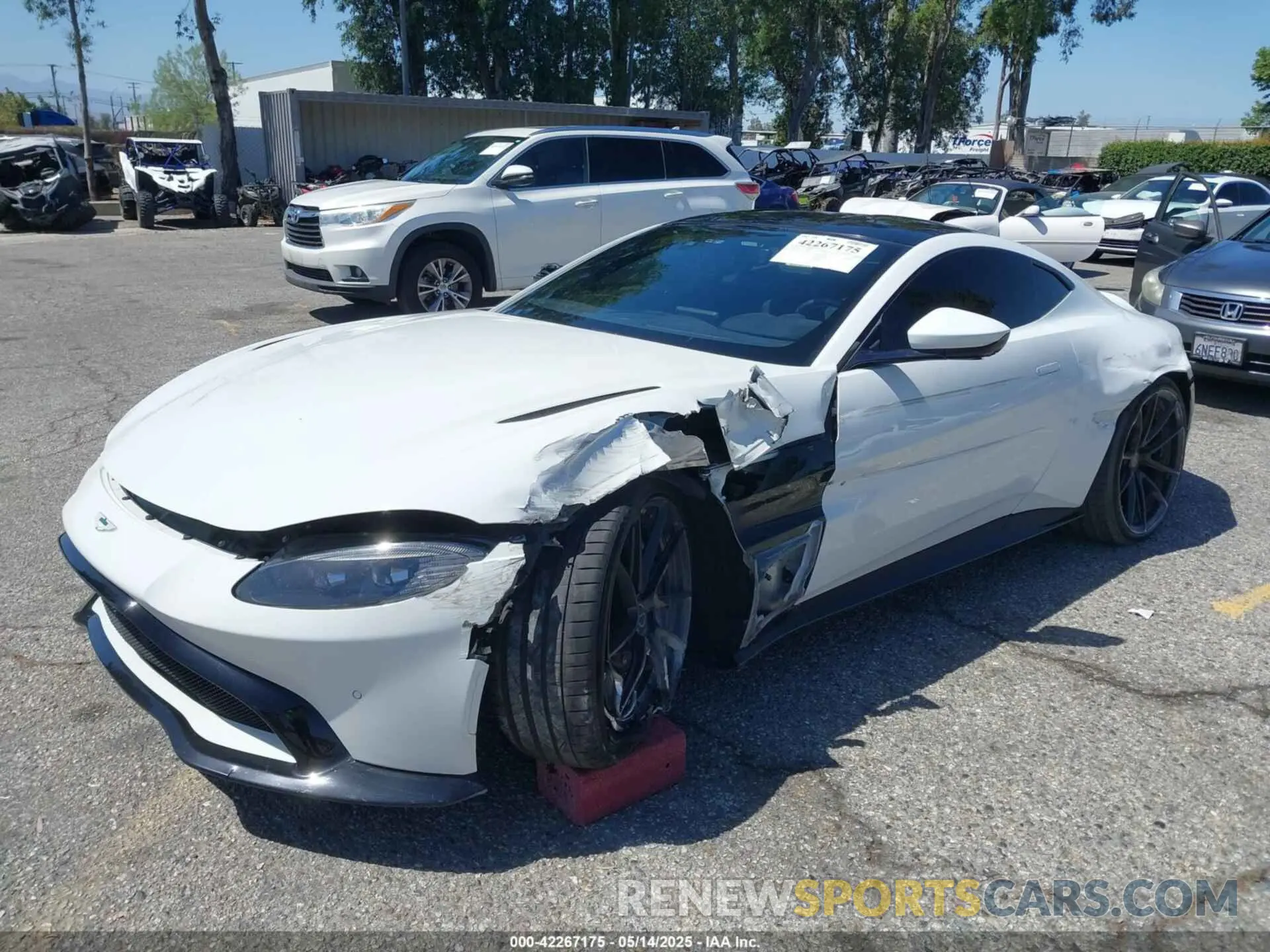 2 fotografías del automóvil dañado SCFSMGAW9LGN02883 ASTON MARTIN VANTAGE 2020