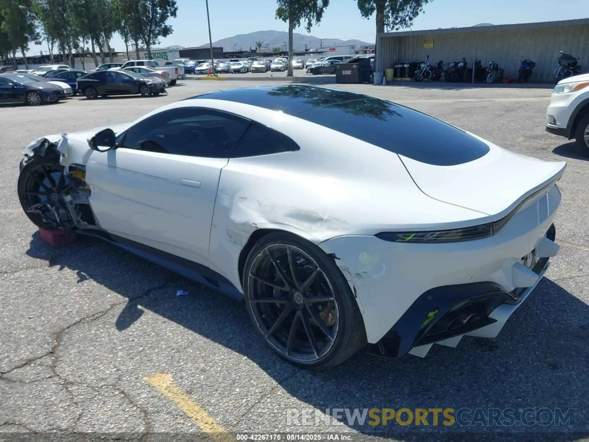3 fotografías del automóvil dañado SCFSMGAW9LGN02883 ASTON MARTIN VANTAGE 2020