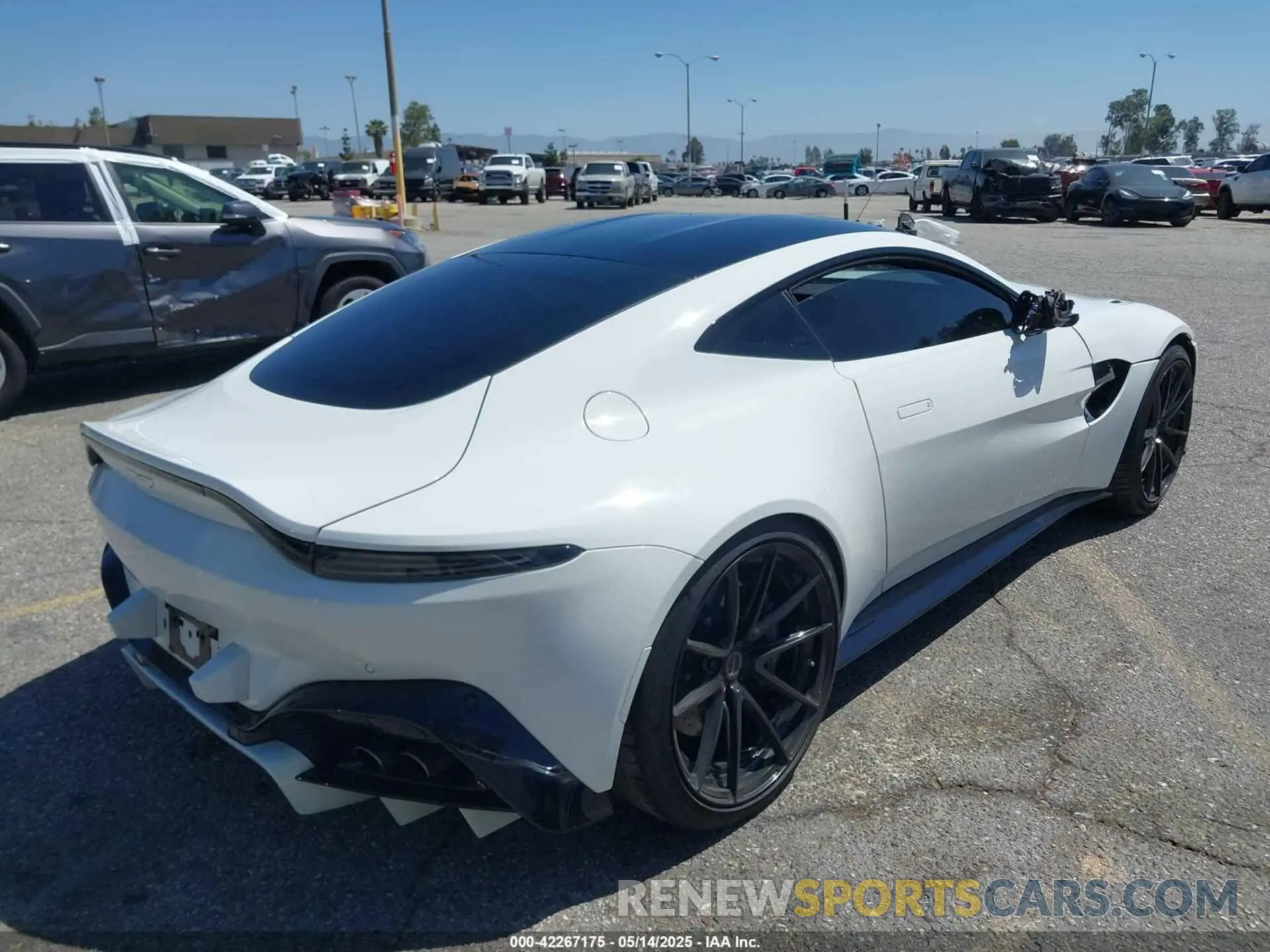 4 fotografías del automóvil dañado SCFSMGAW9LGN02883 ASTON MARTIN VANTAGE 2020