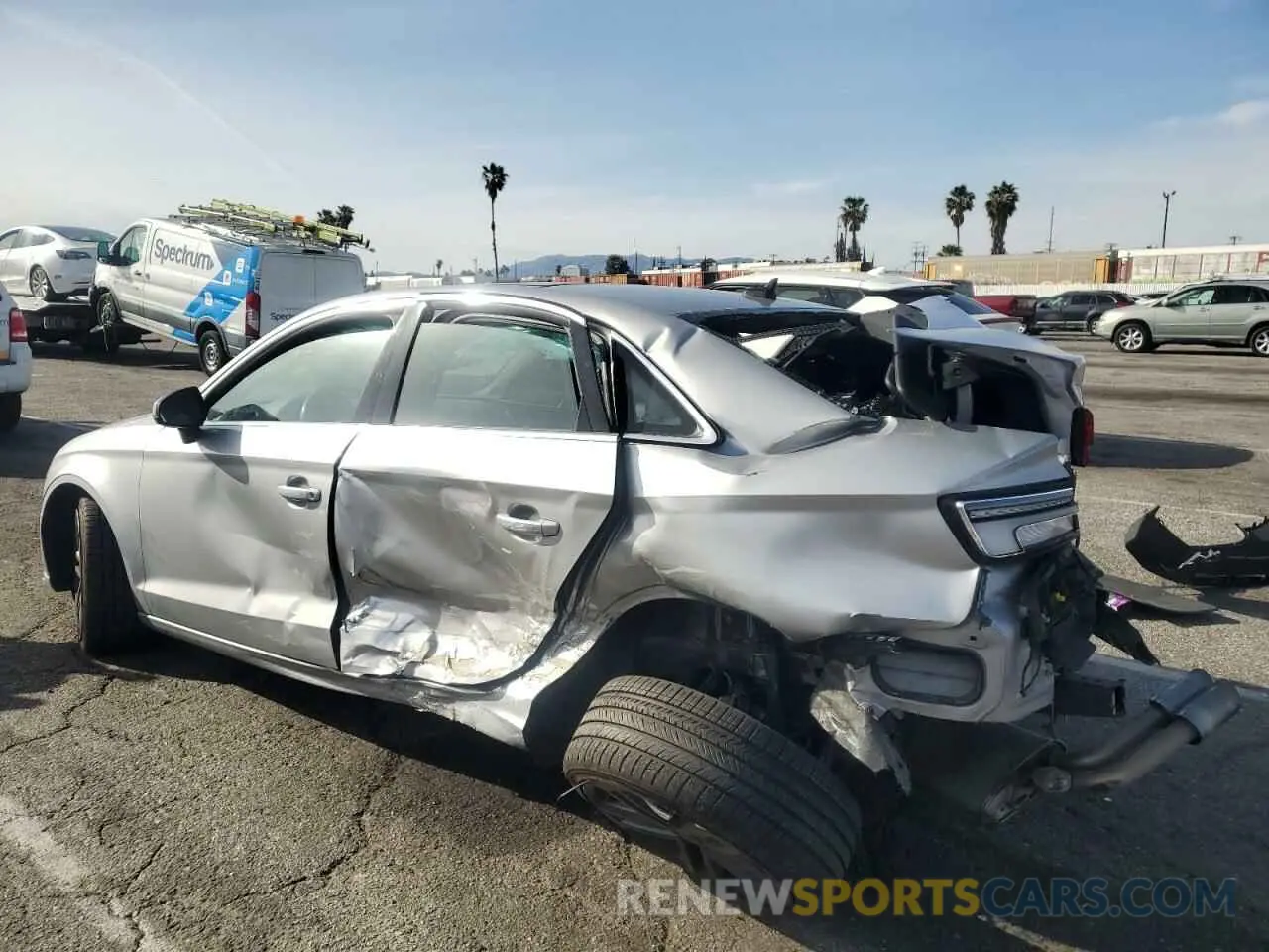2 fotografías del automóvil dañado WAUAUGFF0K1020594 AUDI A3 2019