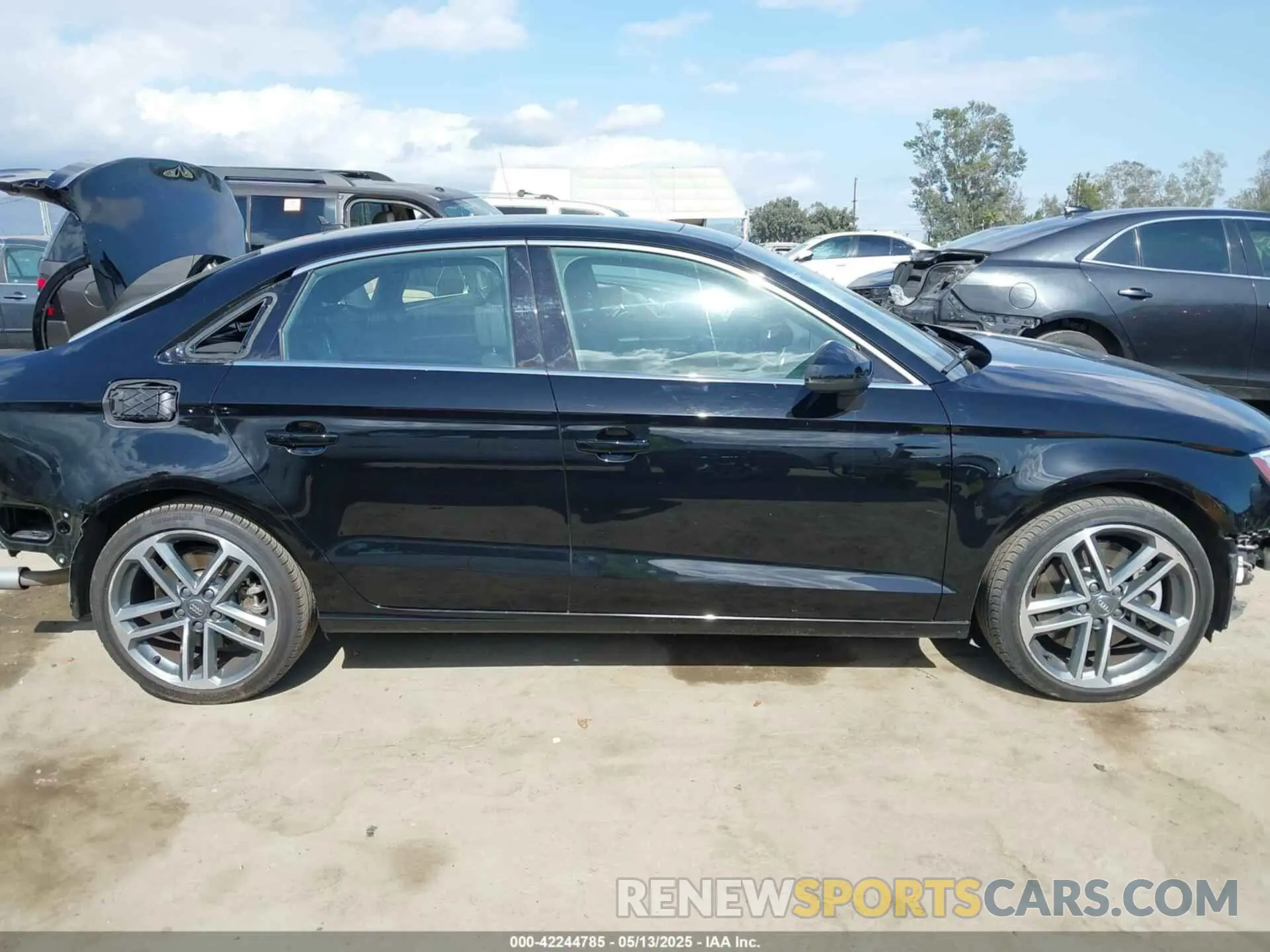 14 fotografías del automóvil dañado WAUBEGFF5KA091324 AUDI A3 2019