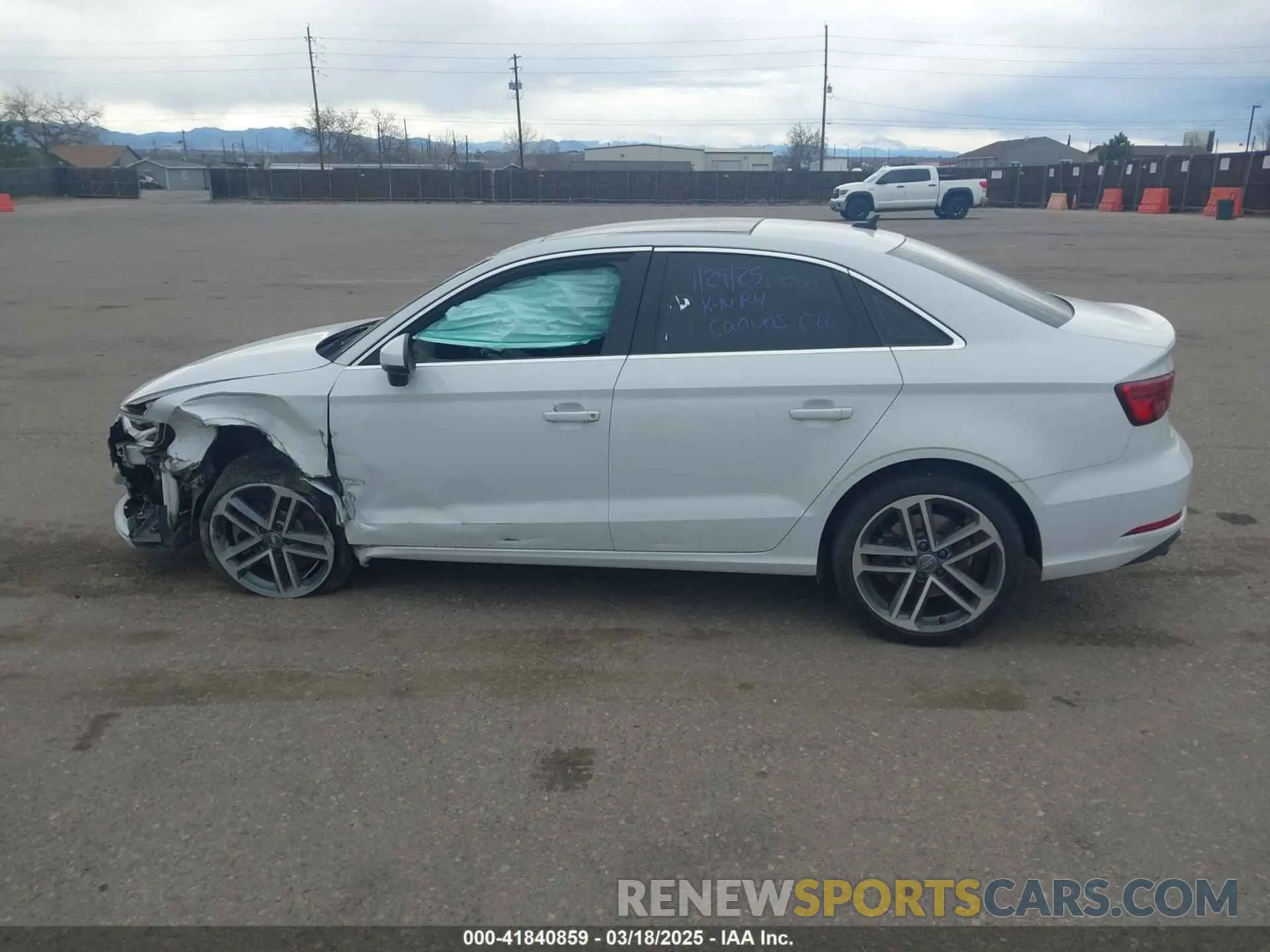13 fotografías del automóvil dañado WAUBEGFF8KA113719 AUDI A3 2019