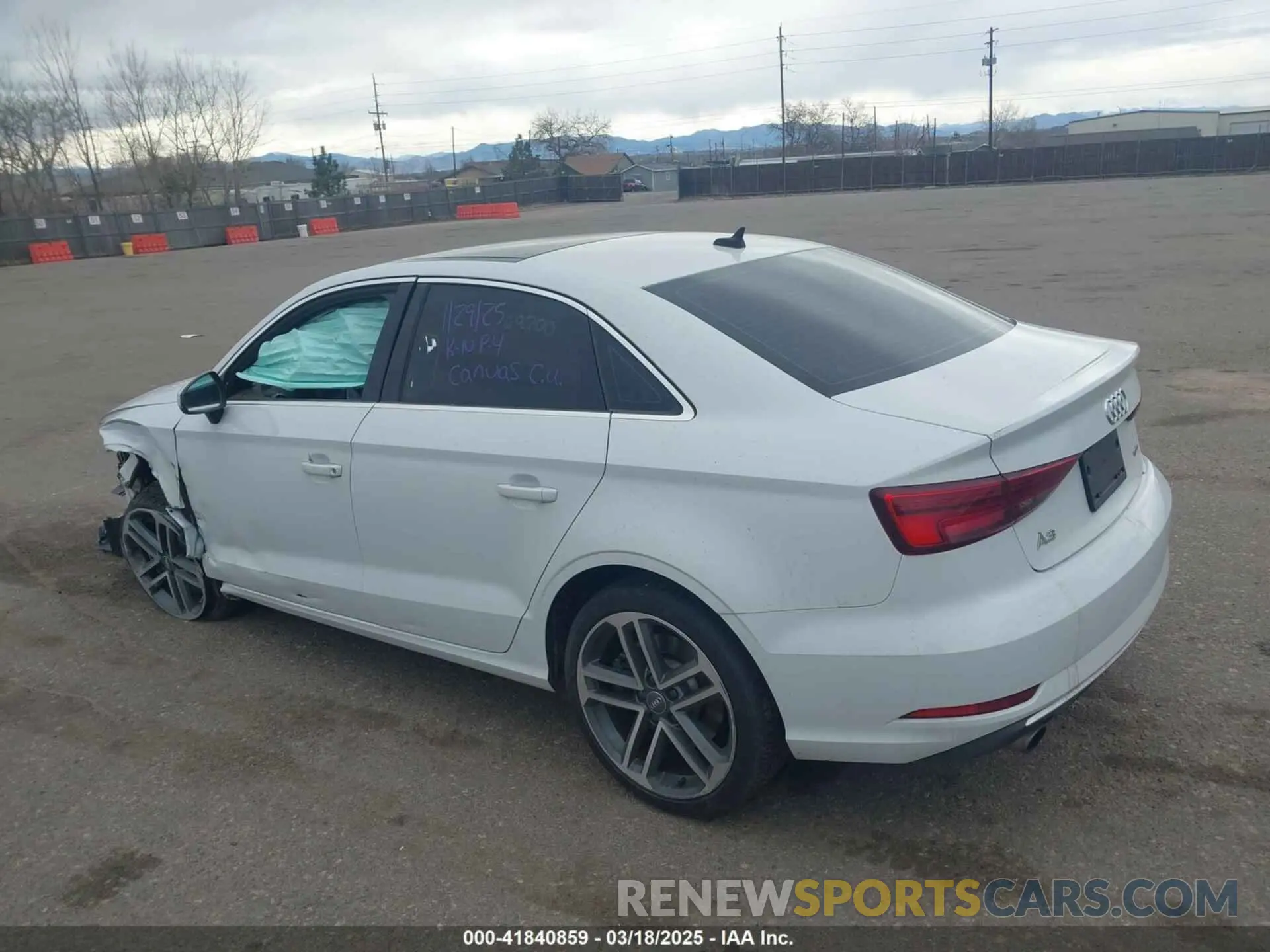3 fotografías del automóvil dañado WAUBEGFF8KA113719 AUDI A3 2019