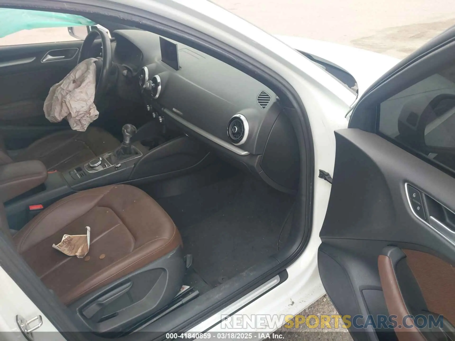 5 fotografías del automóvil dañado WAUBEGFF8KA113719 AUDI A3 2019
