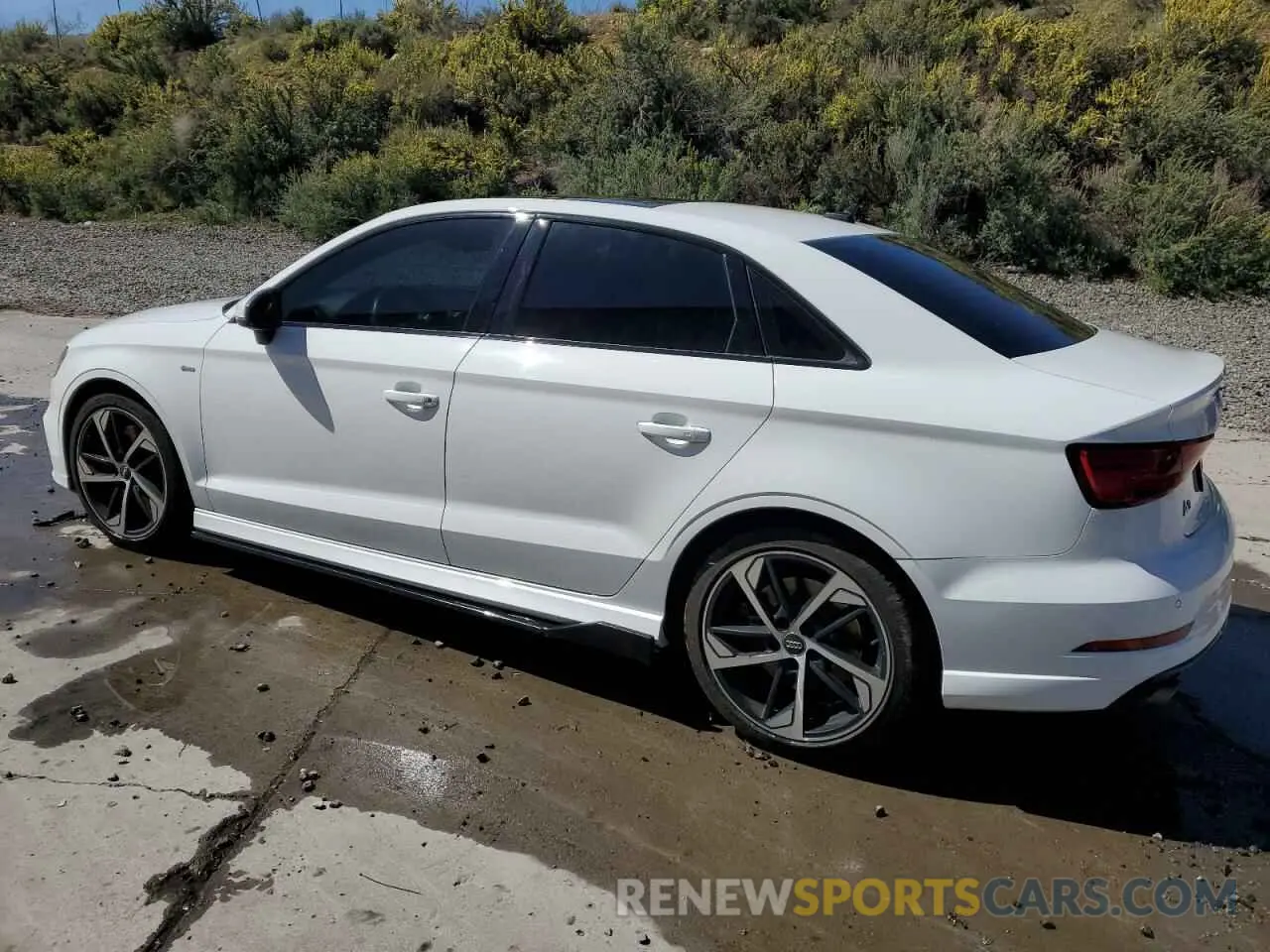 2 fotografías del automóvil dañado WAUBEGFF2LA102958 AUDI A3 2020