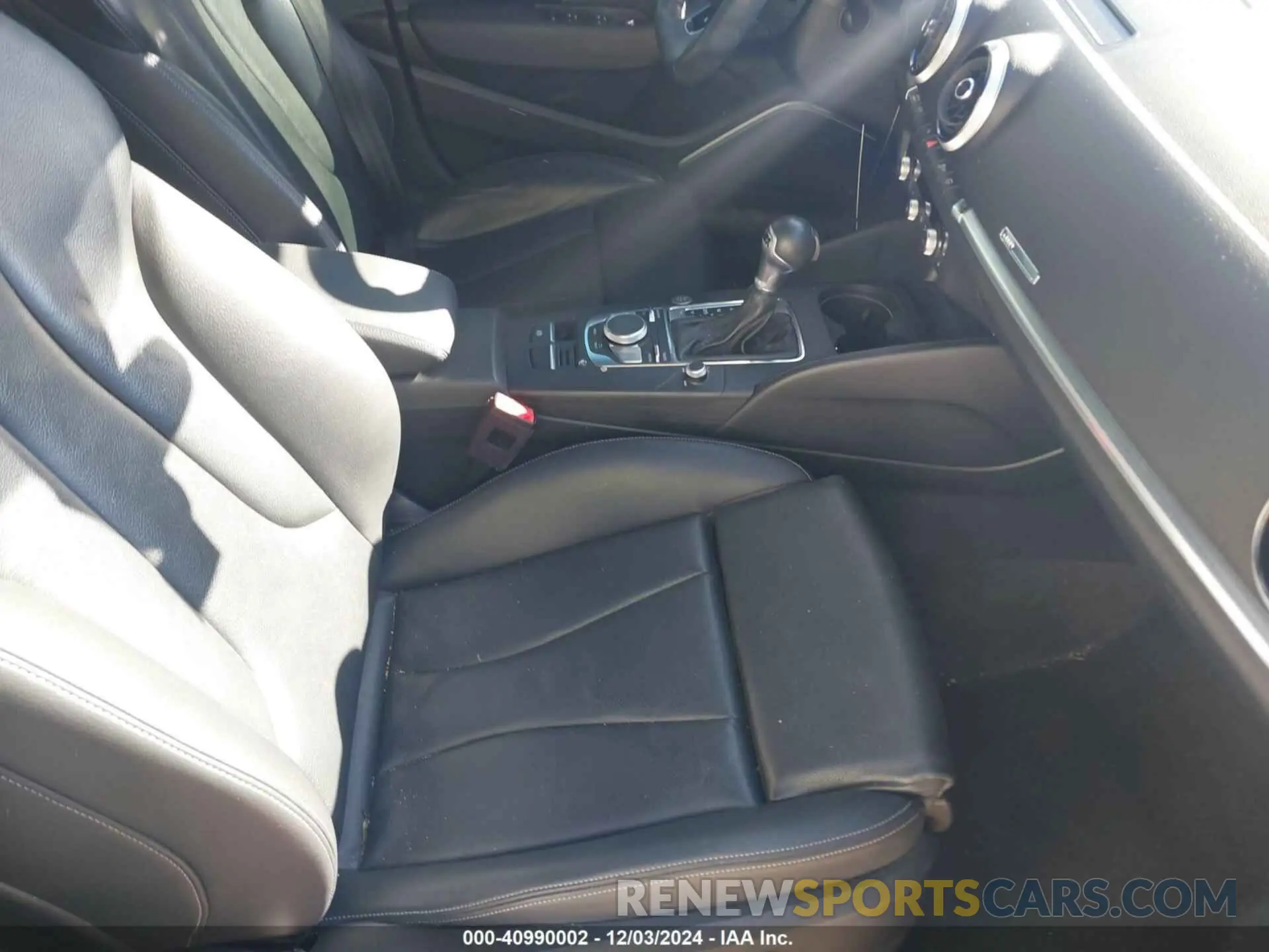 5 fotografías del automóvil dañado WAUCUGFF0LA052746 AUDI A3 2020