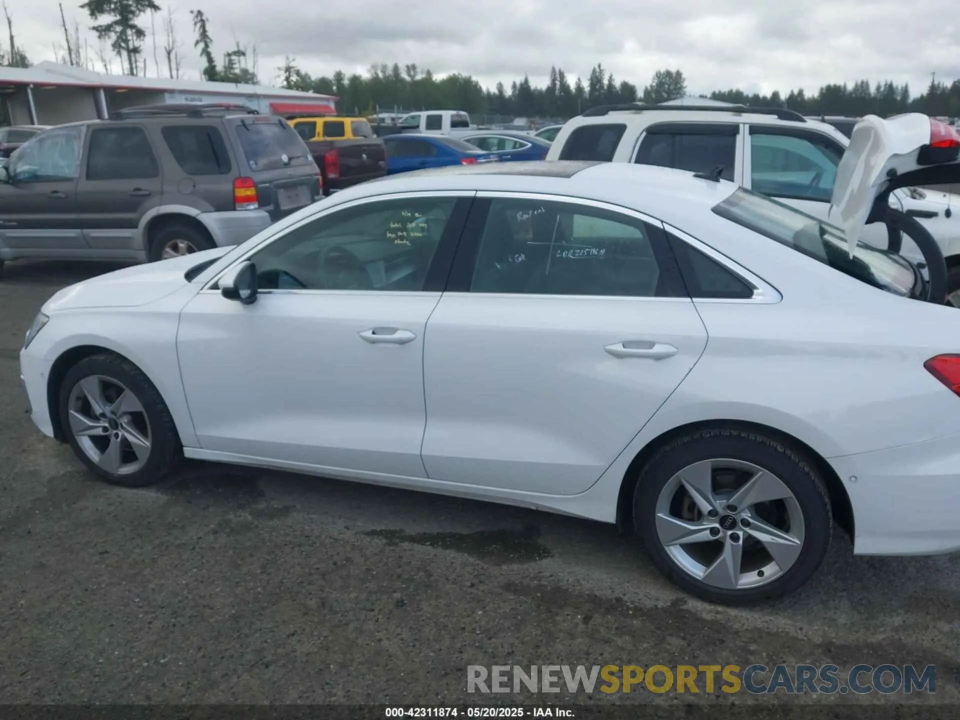 14 fotografías del automóvil dañado WAUAUDGYXPA118652 AUDI A3 2023