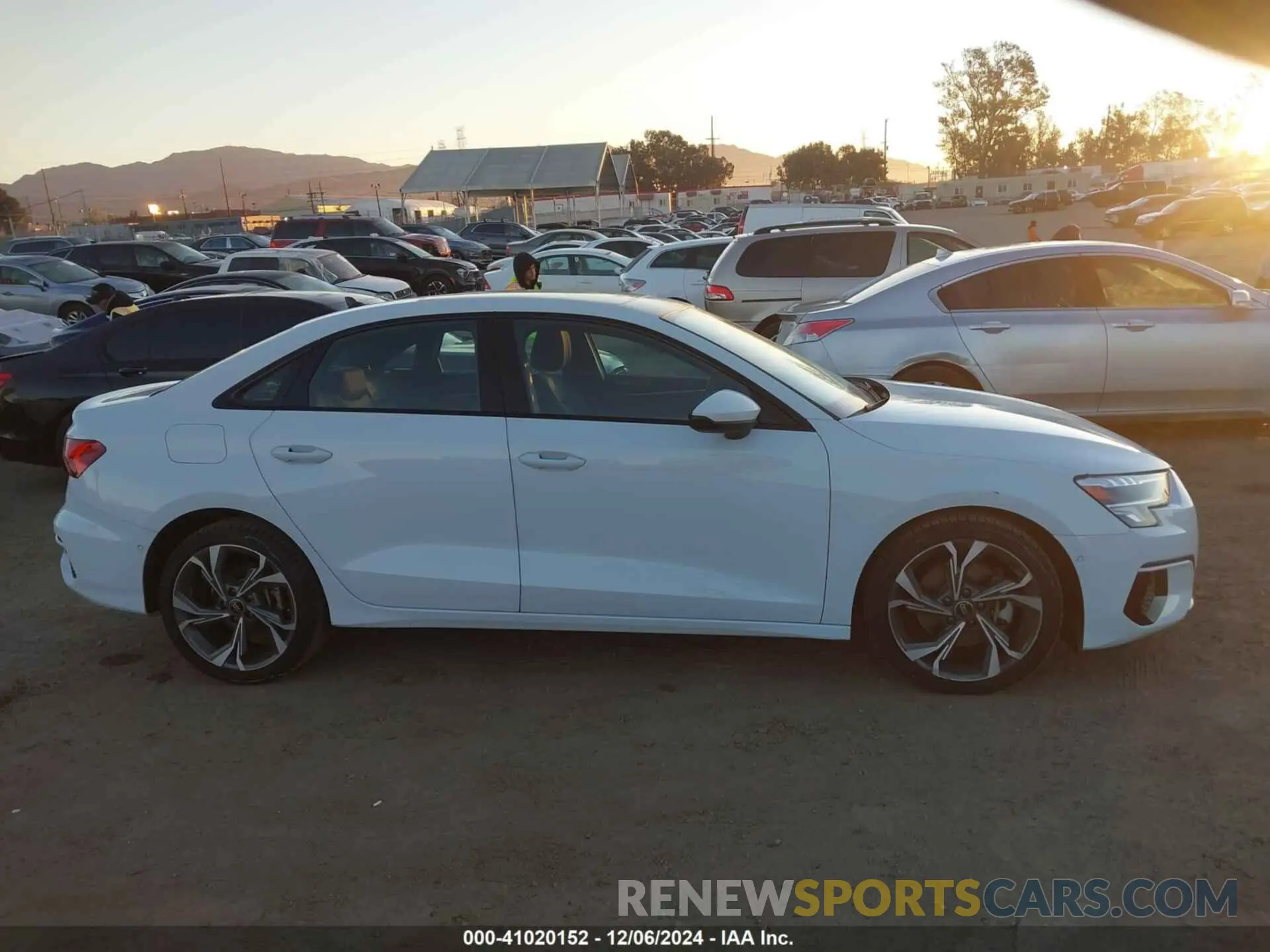13 fotografías del automóvil dañado WAUHUDGY2PA145388 AUDI A3 2023