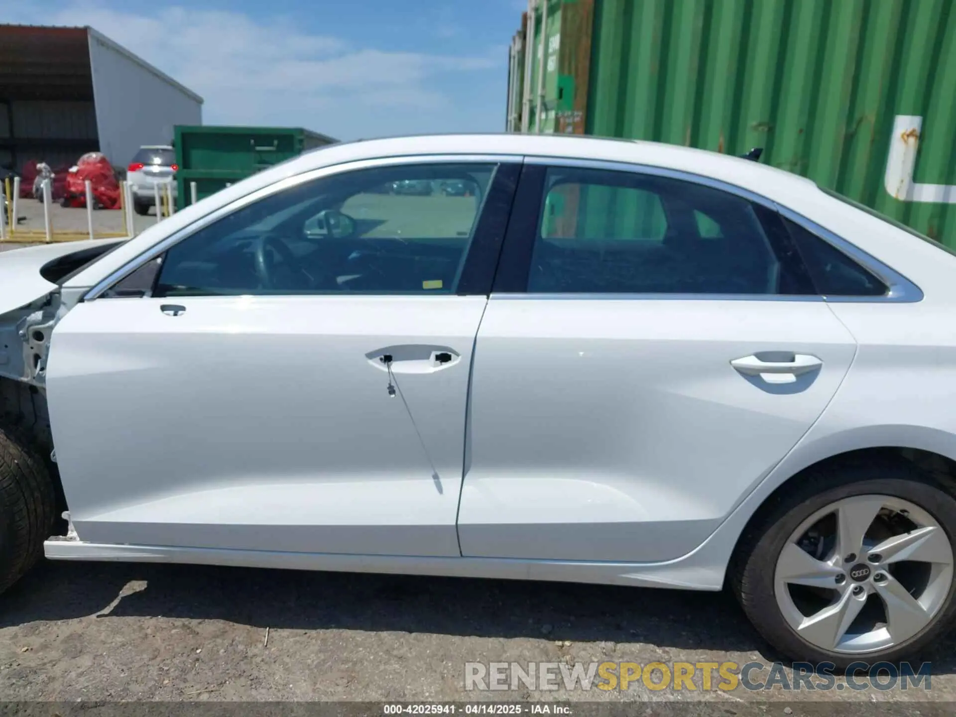 15 fotografías del automóvil dañado WAUAUDGY4RA011115 AUDI A3 2024