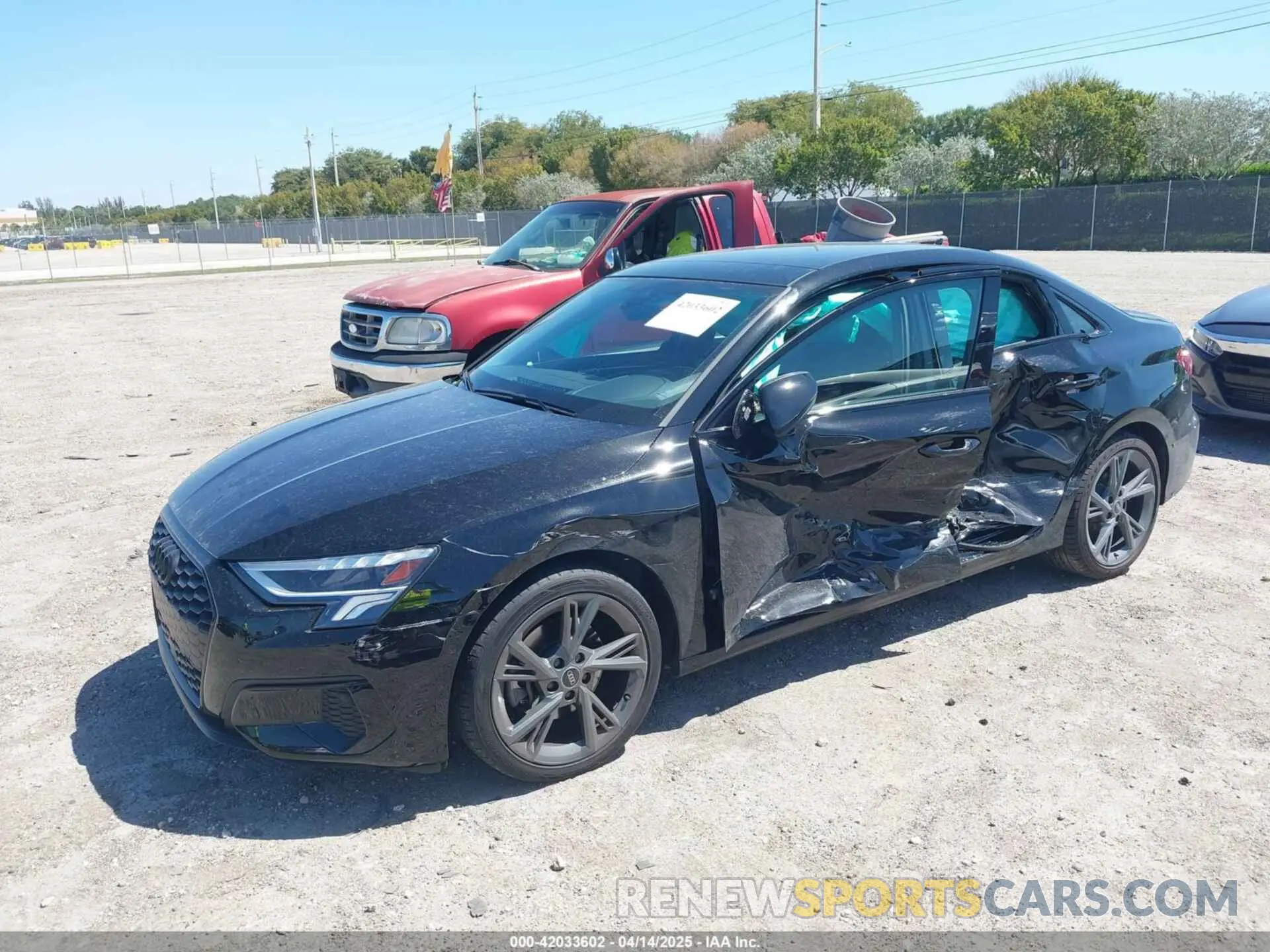 2 fotografías del automóvil dañado WAUHUDGYXRA047969 AUDI A3 2024