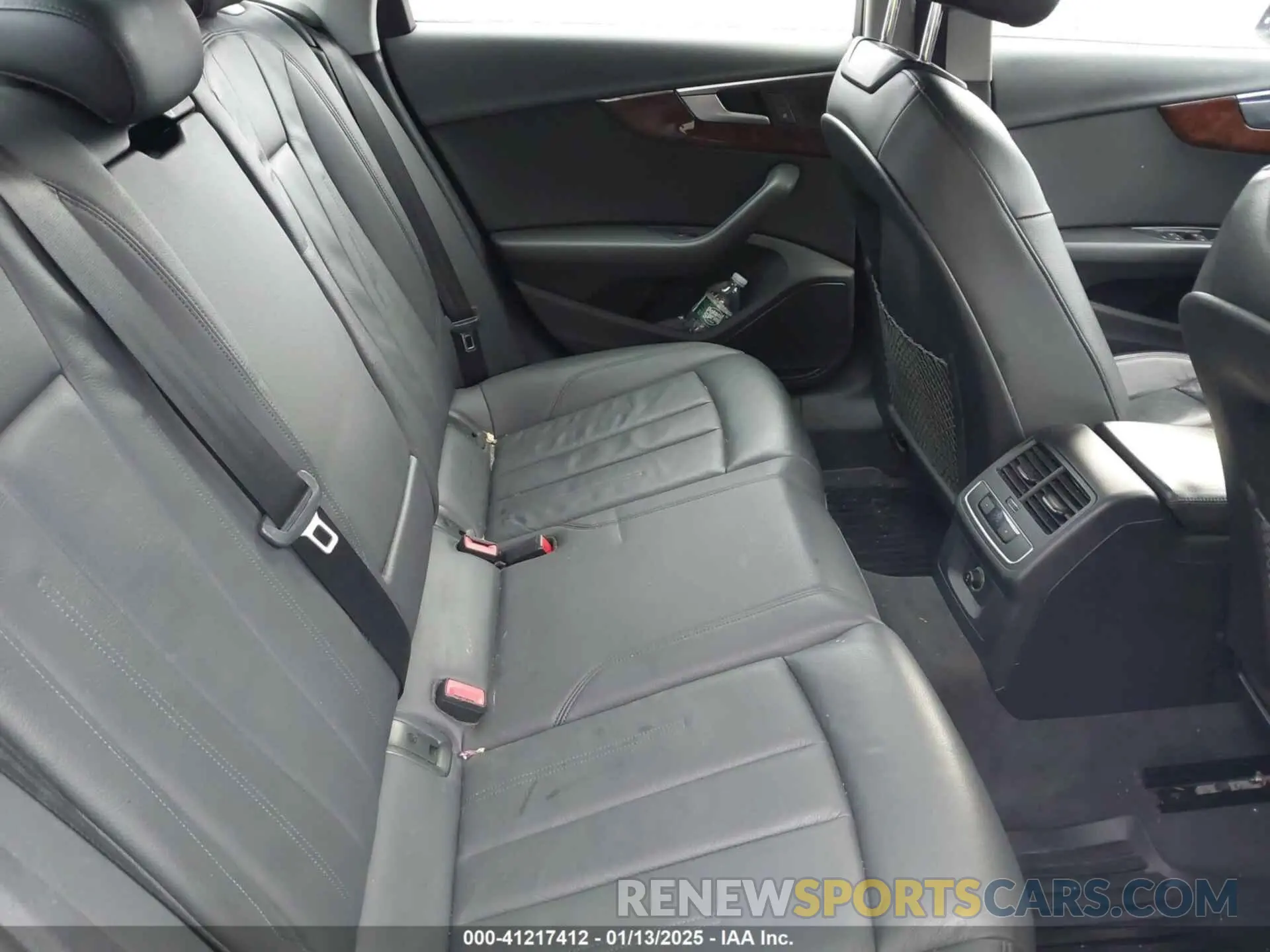 8 fotografías del automóvil dañado WAUDNAF45KA108157 AUDI A4 2019