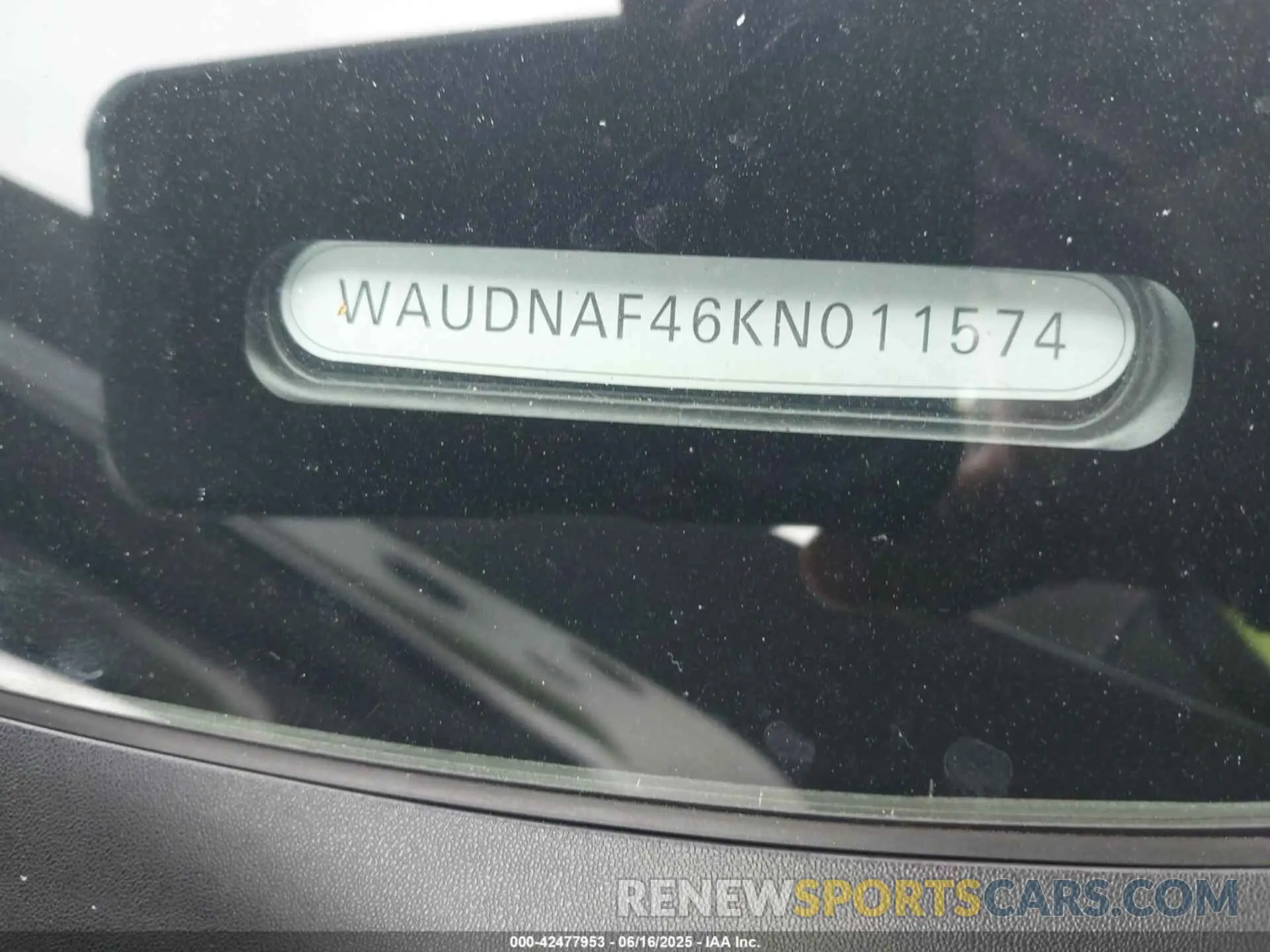 17 fotografías del automóvil dañado WAUDNAF46KN011574 AUDI A4 2019