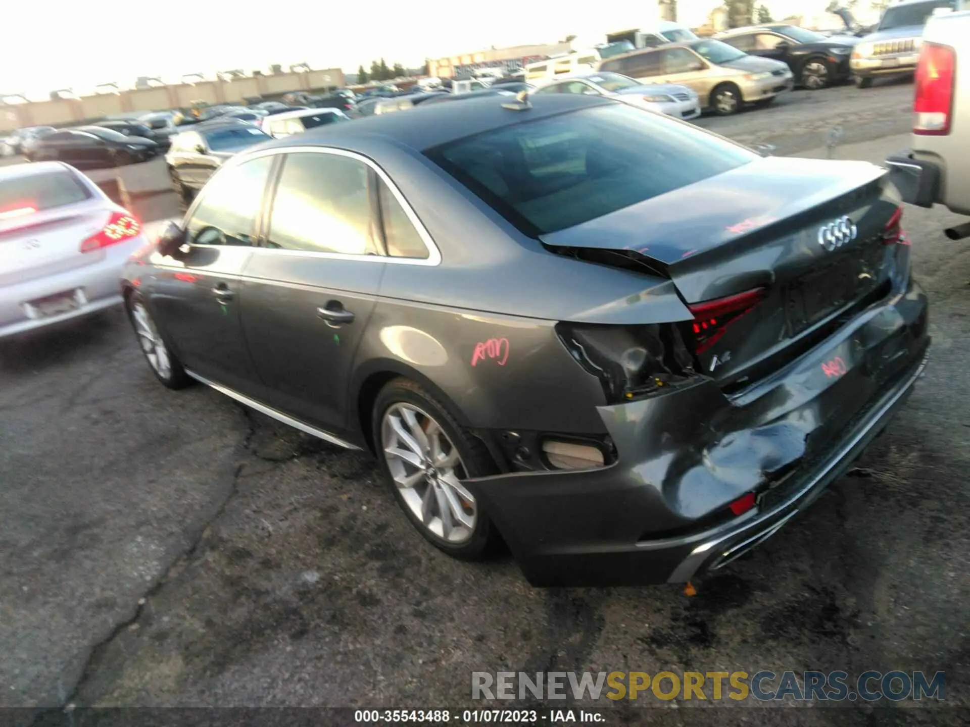 3 fotografías del automóvil dañado WAUDNAF46KN017228 AUDI A4 2019