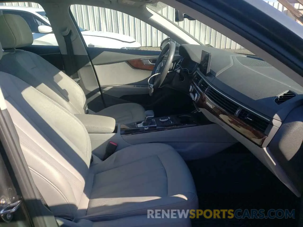 5 fotografías del automóvil dañado WAUDNAF4XKA073986 AUDI A4 2019