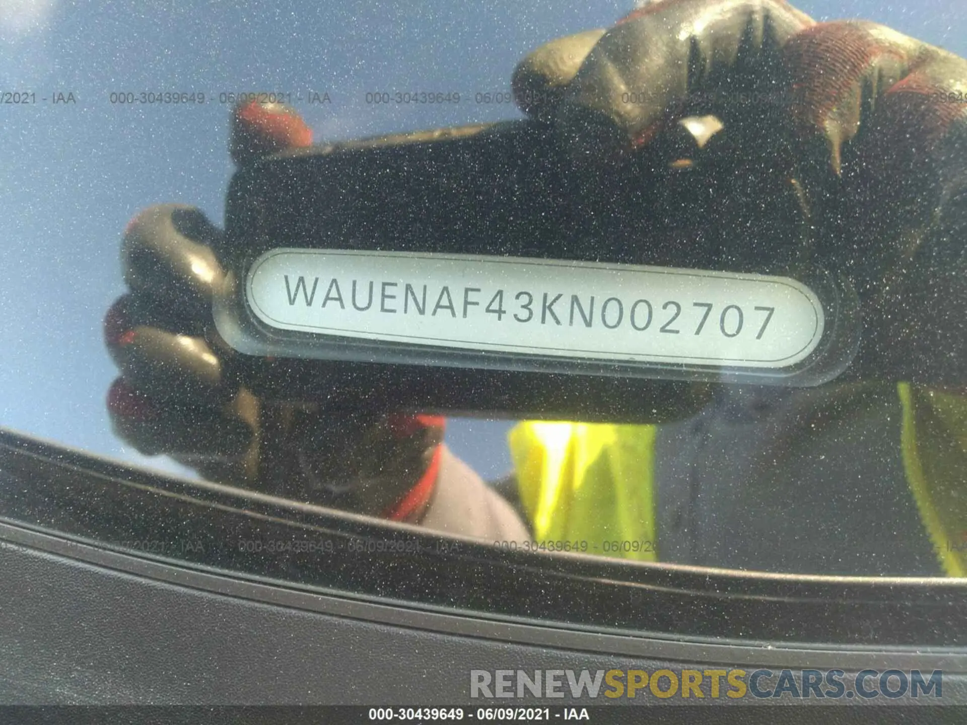 9 fotografías del automóvil dañado WAUENAF43KN002707 AUDI A4 2019
