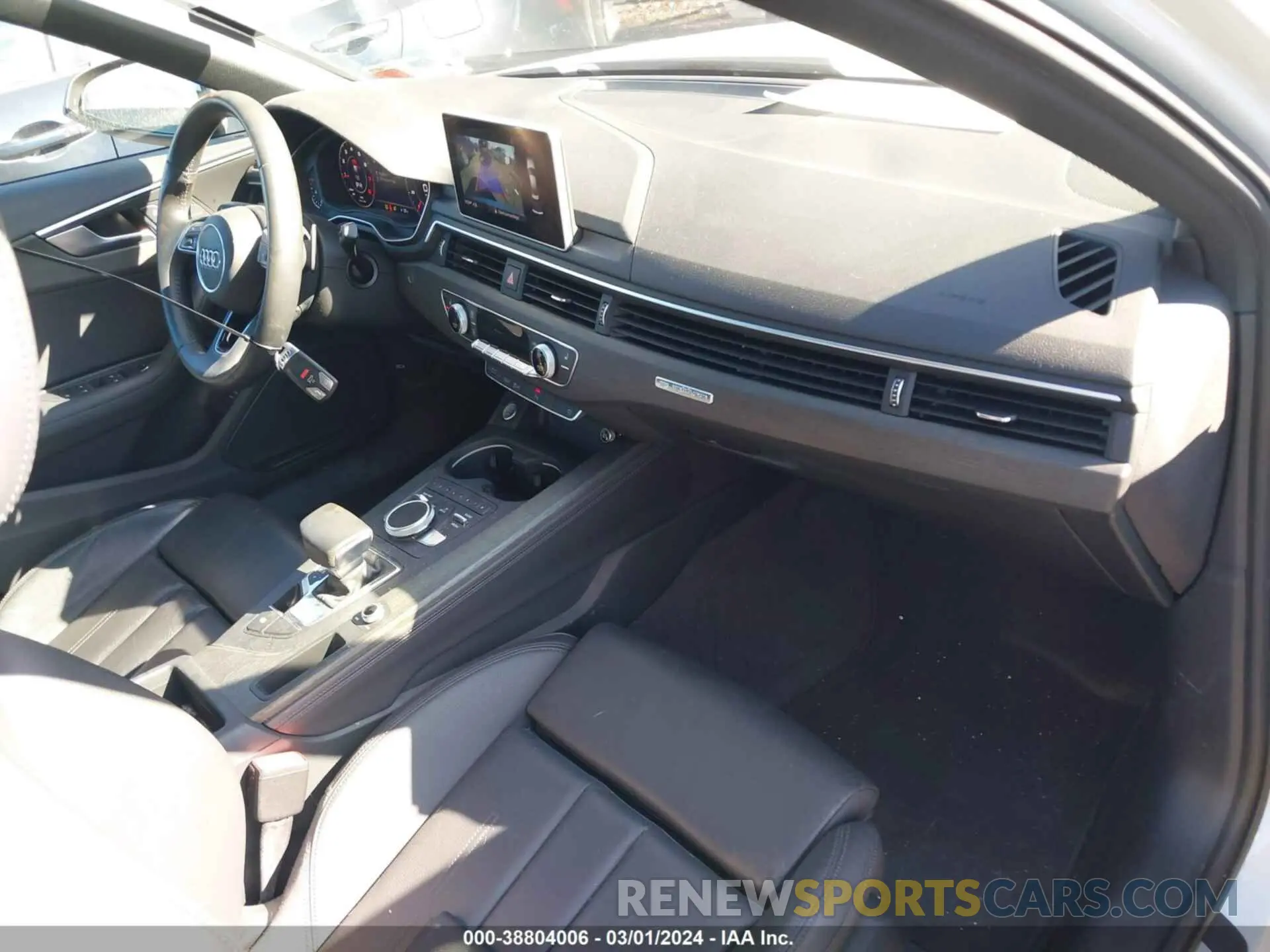 5 fotografías del automóvil dañado WAUENAF44KA070084 AUDI A4 2019