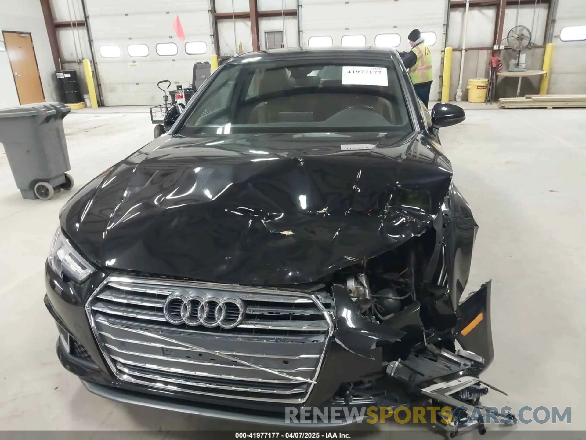 12 fotografías del automóvil dañado WAUENAF48KA041431 AUDI A4 2019