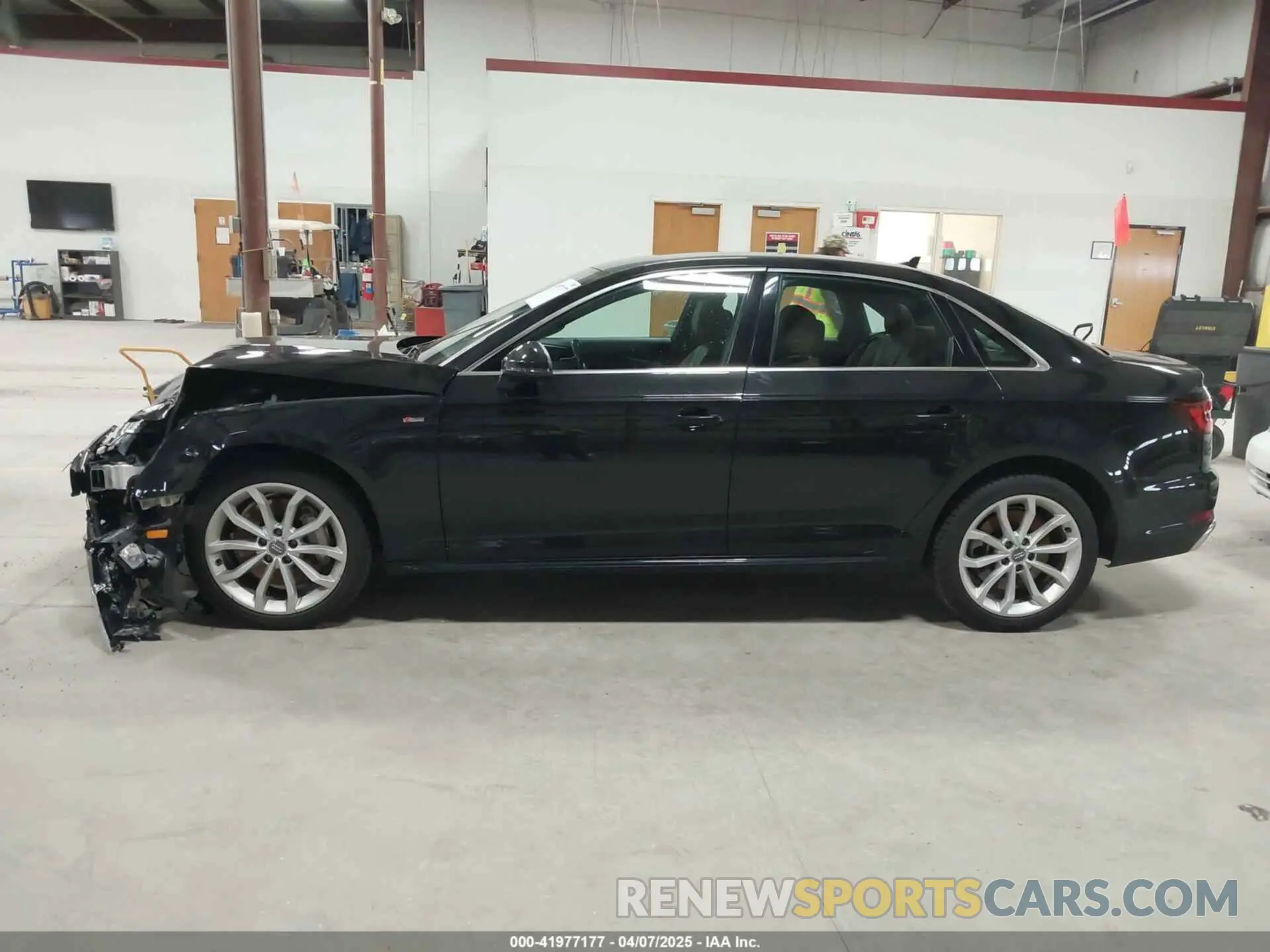 14 fotografías del automóvil dañado WAUENAF48KA041431 AUDI A4 2019