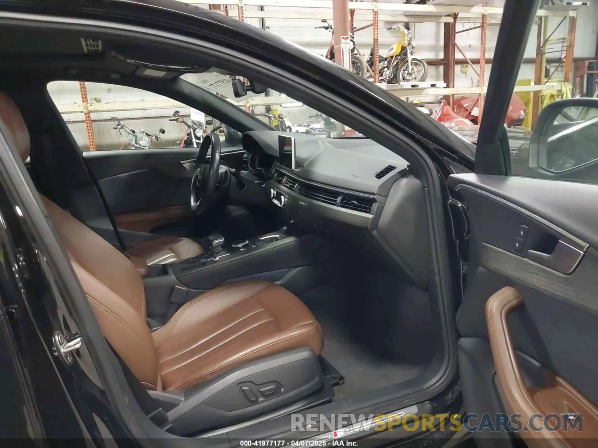 5 fotografías del automóvil dañado WAUENAF48KA041431 AUDI A4 2019