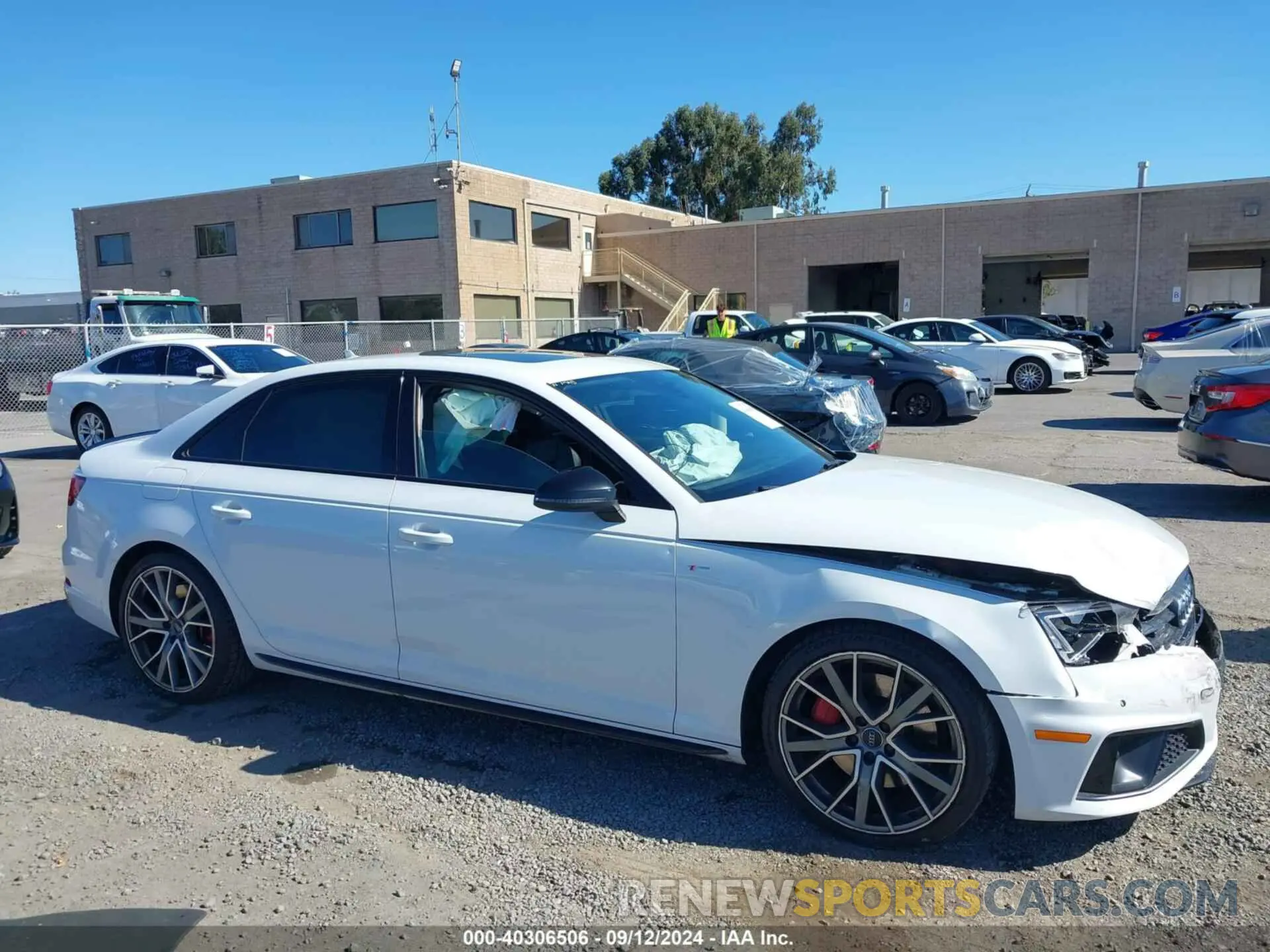 13 fotografías del automóvil dañado WAUENAF48KA069052 AUDI A4 2019
