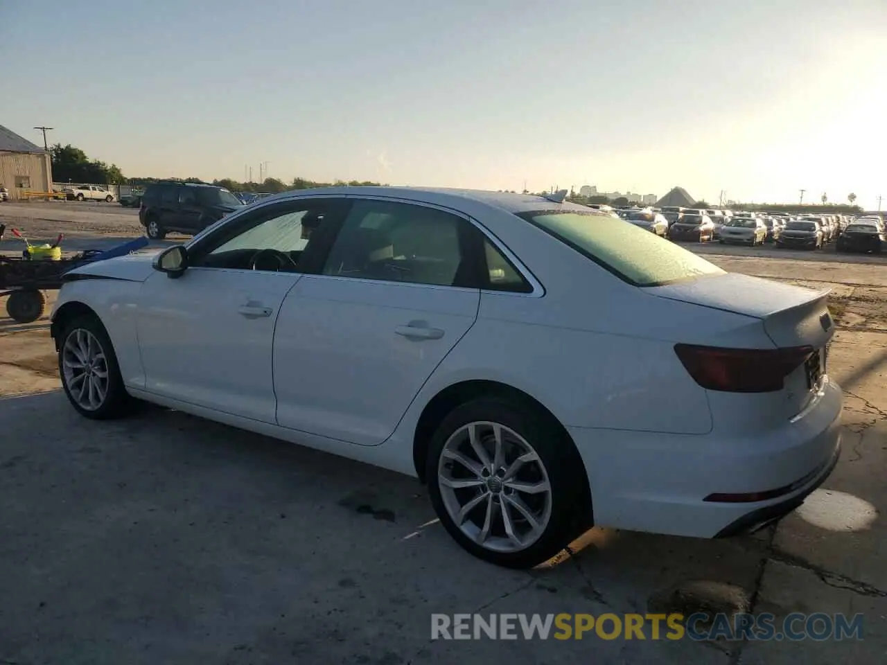 2 fotografías del automóvil dañado WAUGMAF41KN007643 AUDI A4 2019