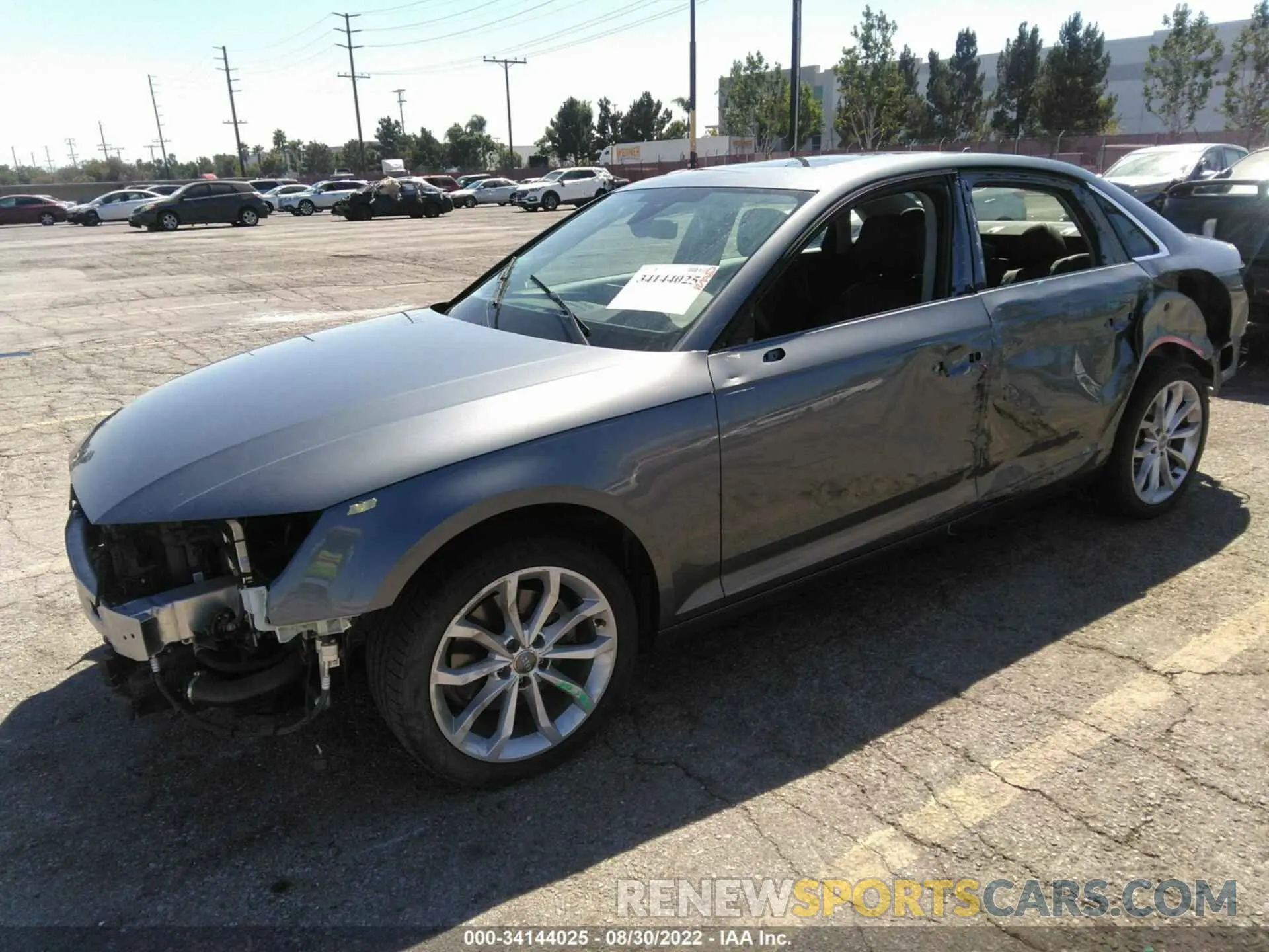 2 fotografías del automóvil dañado WAUHMAF46KN008145 AUDI A4 2019