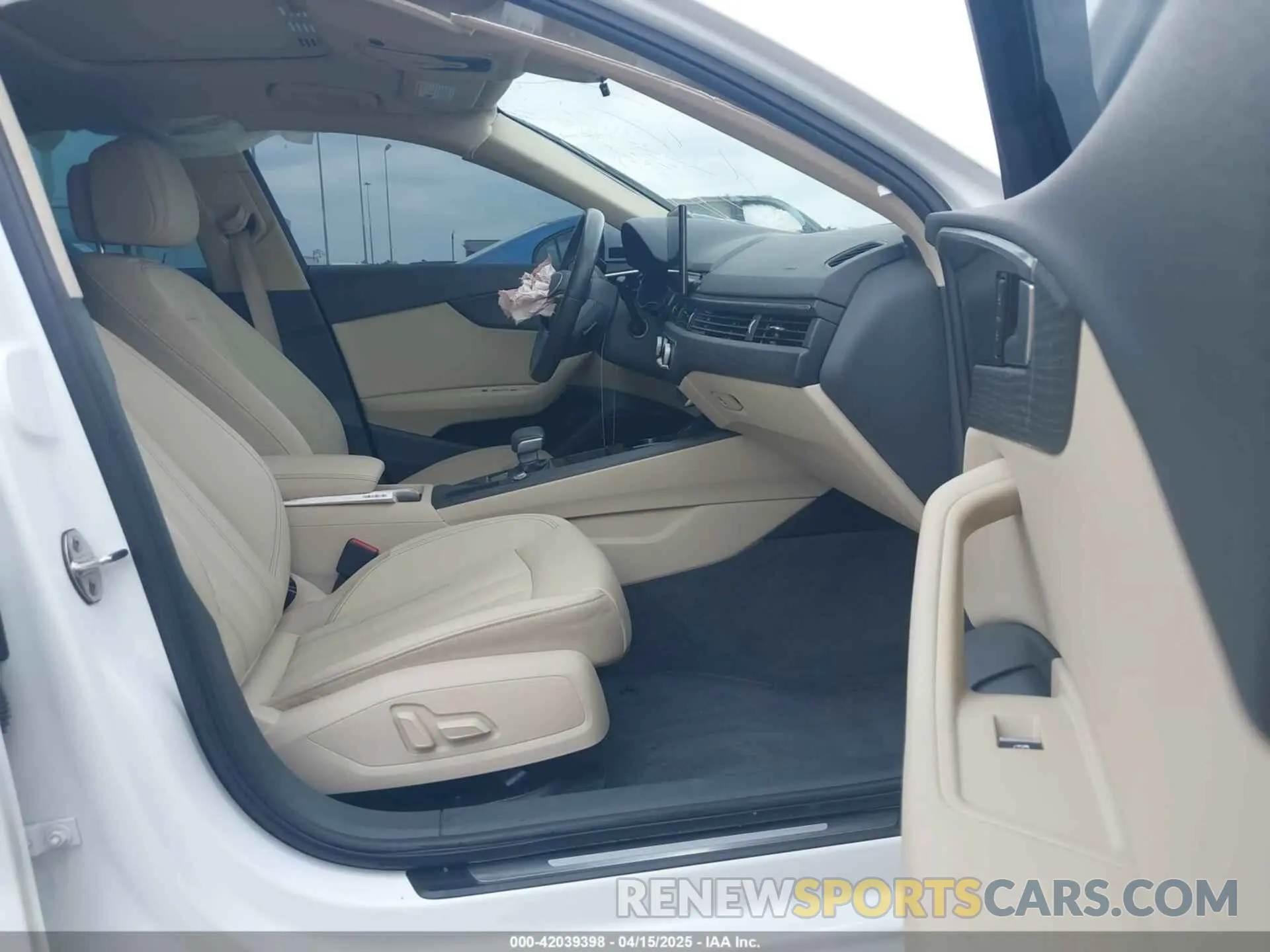 5 fotografías del automóvil dañado WAUGMAF43LN012232 AUDI A4 2020