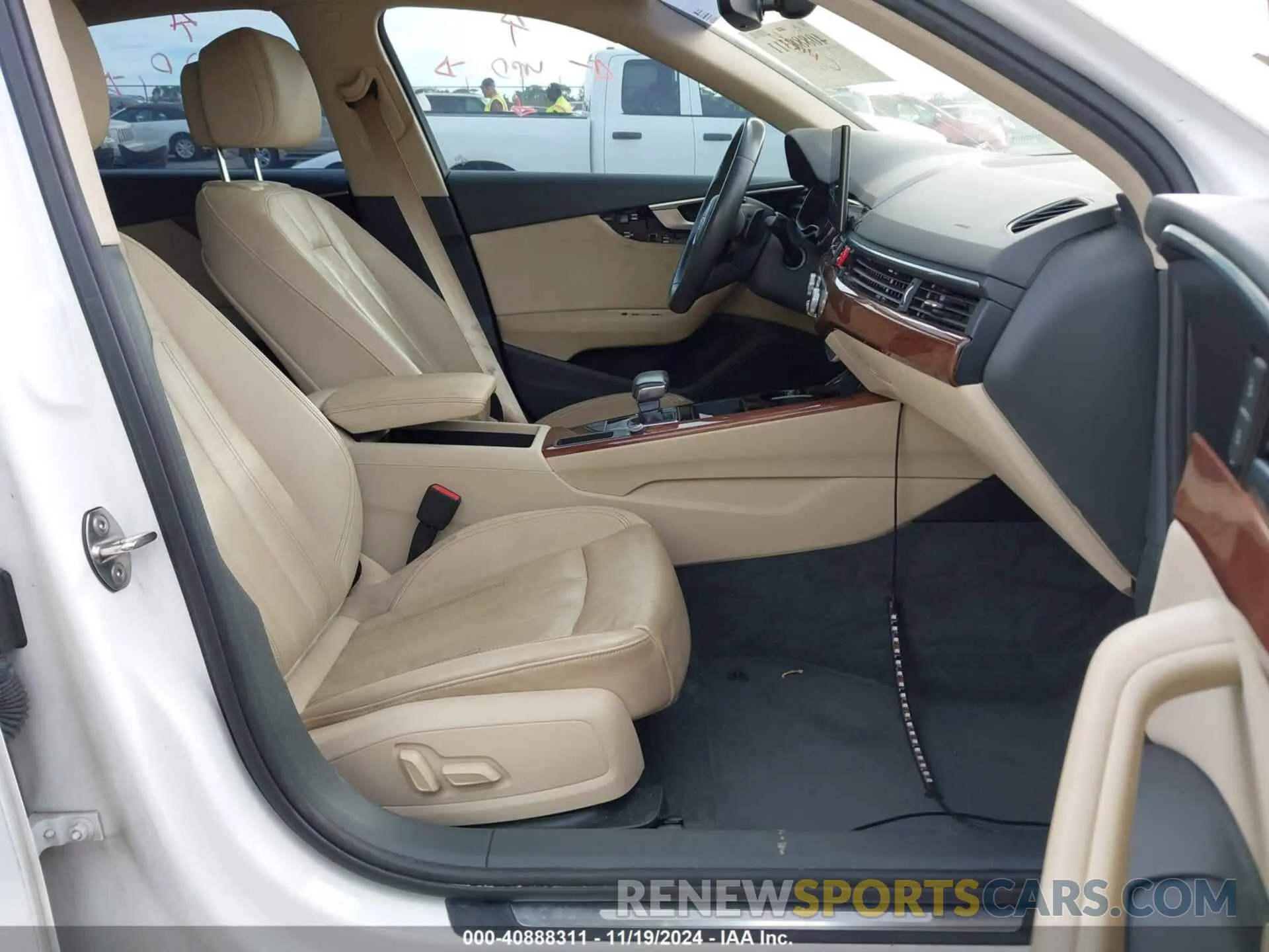 5 fotografías del automóvil dañado WAUGMAF49LA041175 AUDI A4 2020