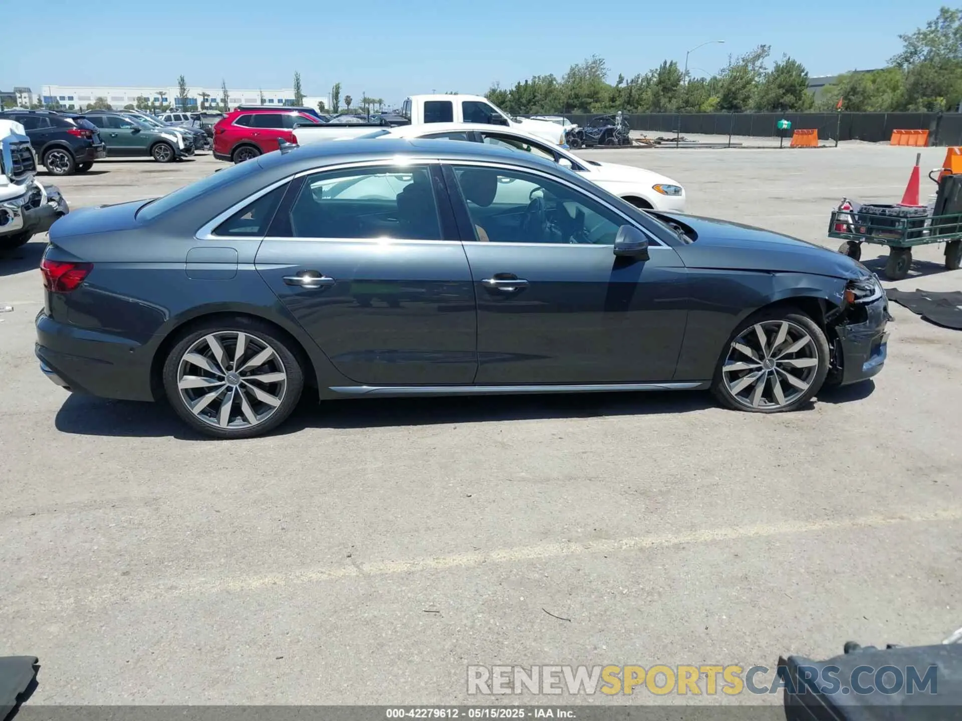 13 fotografías del automóvil dañado WAUJMAF40LN012727 AUDI A4 2020